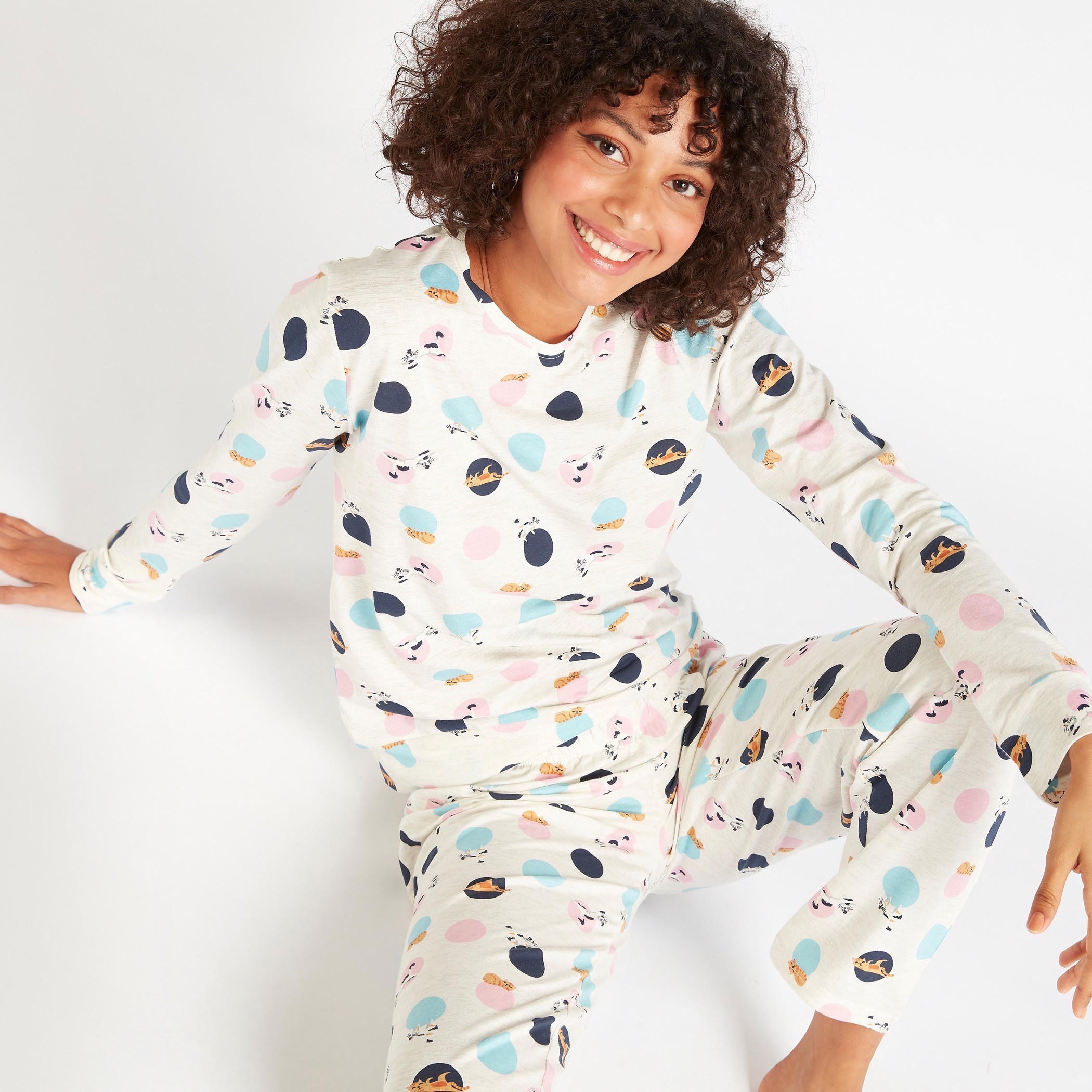 طقم بنطلون بيجاما طويل وتيشيرت بياقة بطبعات وقناع عيون-women-clothing-nightwear-pyjamas-longsets-image-1