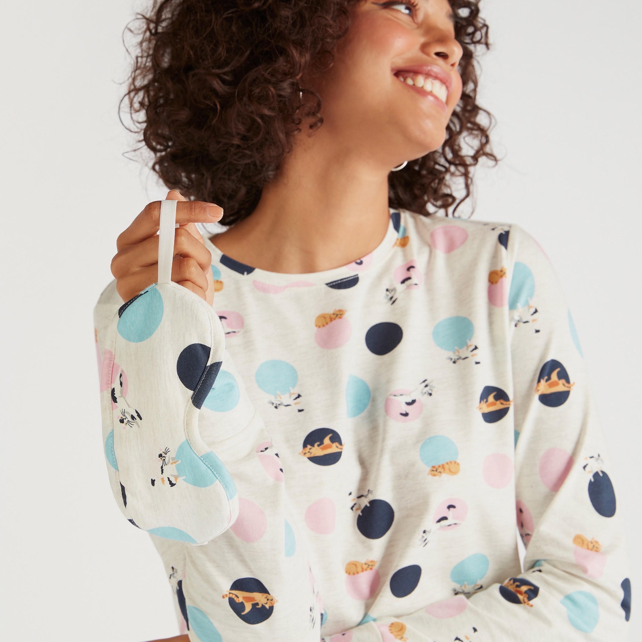 طقم بنطلون بيجاما طويل وتيشيرت بياقة بطبعات وقناع عيون-women-clothing-nightwear-pyjamas-longsets-image-3