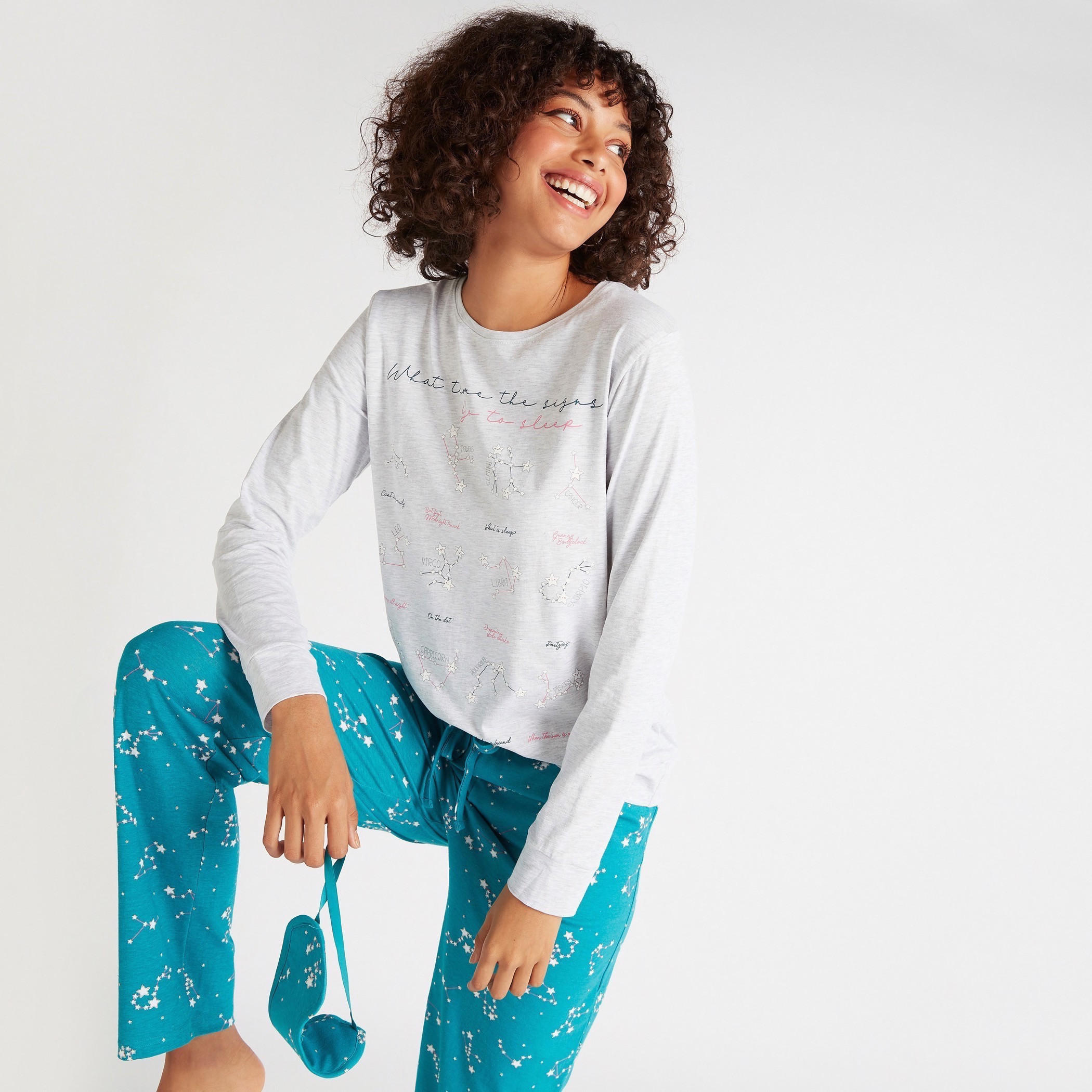 طقم بنطلون بيجاما طويل وتيشيرت بطبعات-women-clothing-nightwear-pyjamas-longsets-image-1