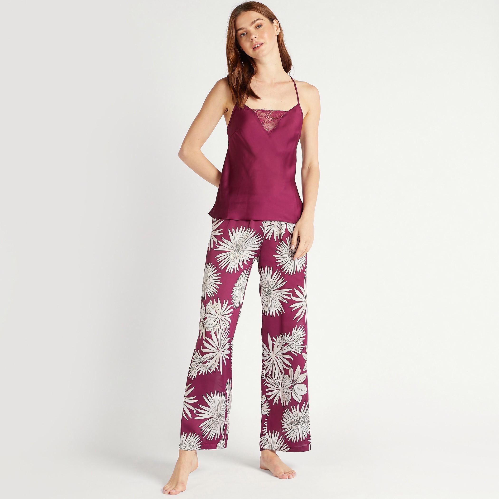 طقم بنطلون بيجاما وبلوزة بياقة عميقة وطبعات-women-clothing-nightwear-pyjamas-longsets-image-5