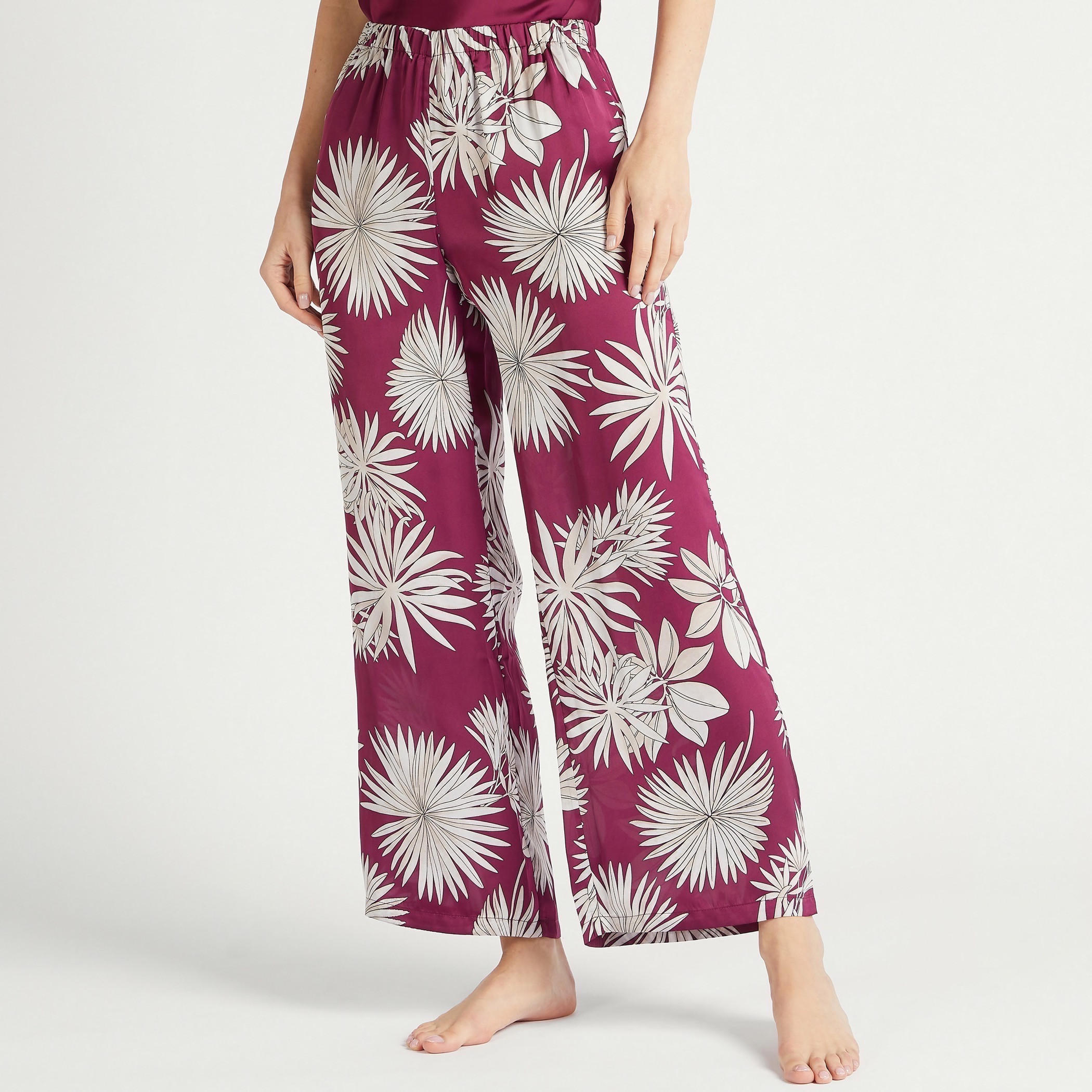 طقم بنطلون بيجاما وبلوزة بياقة عميقة وطبعات-women-clothing-nightwear-pyjamas-longsets-image-2