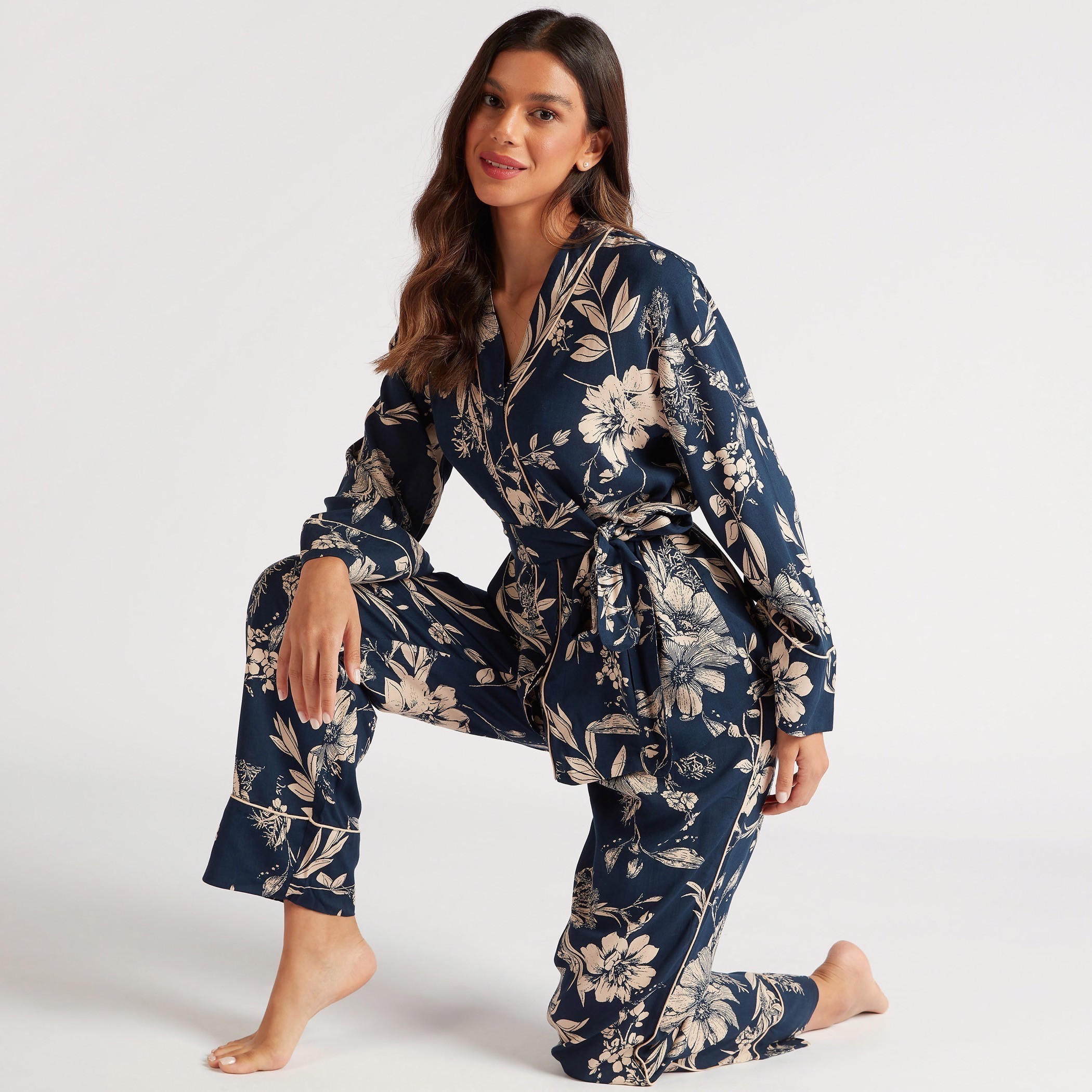طقم بنطلون بيجاما وقميص بياقة v وطبعات-women-clothing-nightwear-pyjamas-longsets-image-1