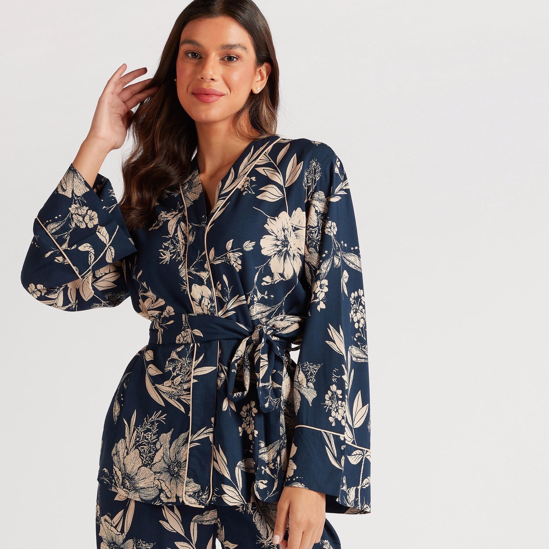 طقم بنطلون بيجاما وقميص بياقة v وطبعات-women-clothing-nightwear-pyjamas-longsets-image-2