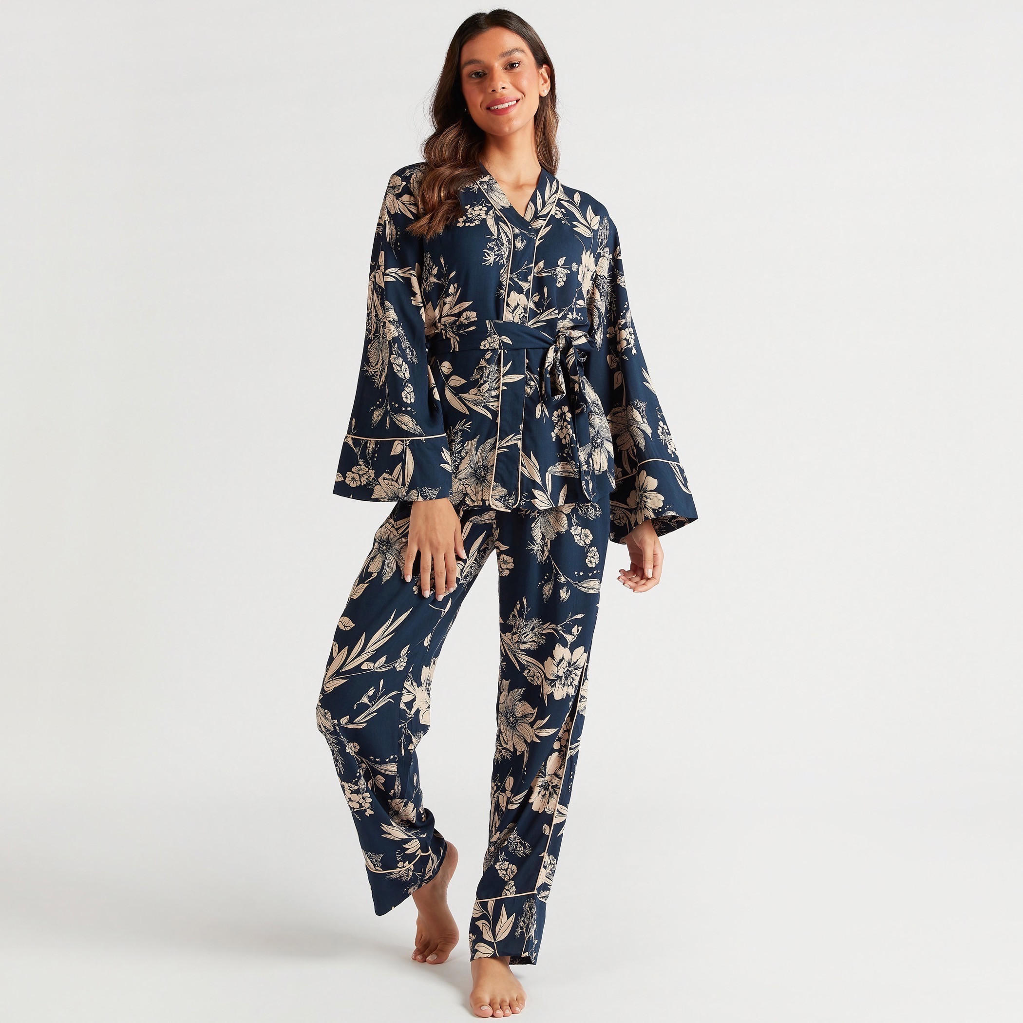 طقم بنطلون بيجاما وقميص بياقة v وطبعات-women-clothing-nightwear-pyjamas-longsets-image-3