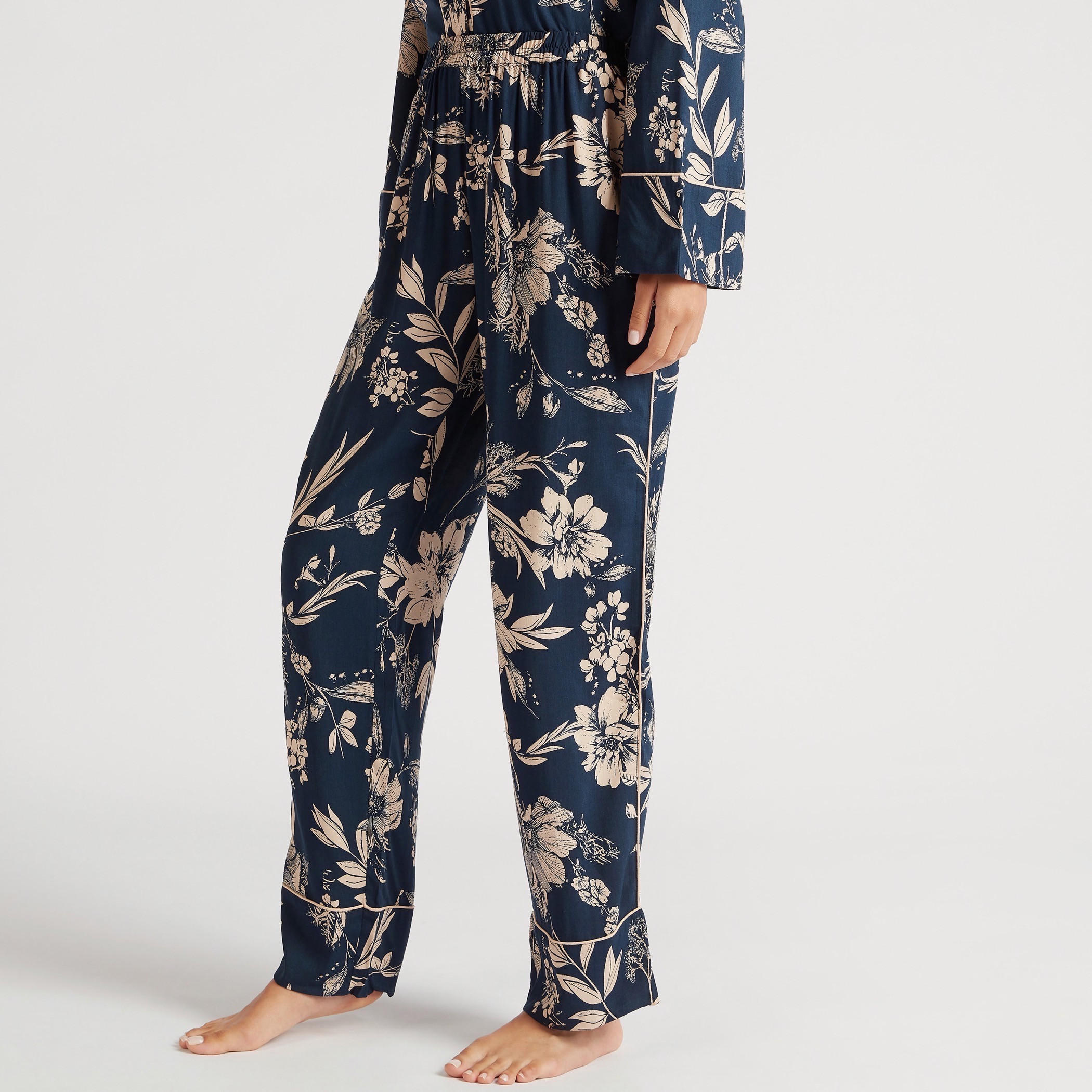 طقم بنطلون بيجاما وقميص بياقة v وطبعات-women-clothing-nightwear-pyjamas-longsets-image-5