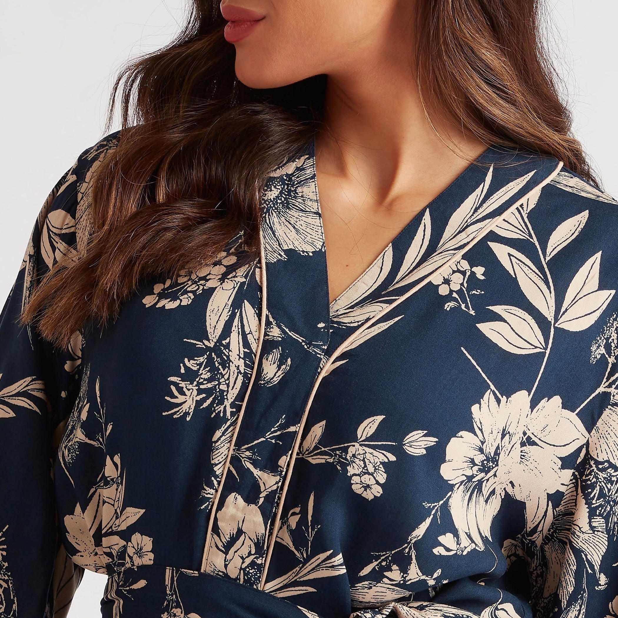 طقم بنطلون بيجاما وقميص بياقة v وطبعات-women-clothing-nightwear-pyjamas-longsets-image-6