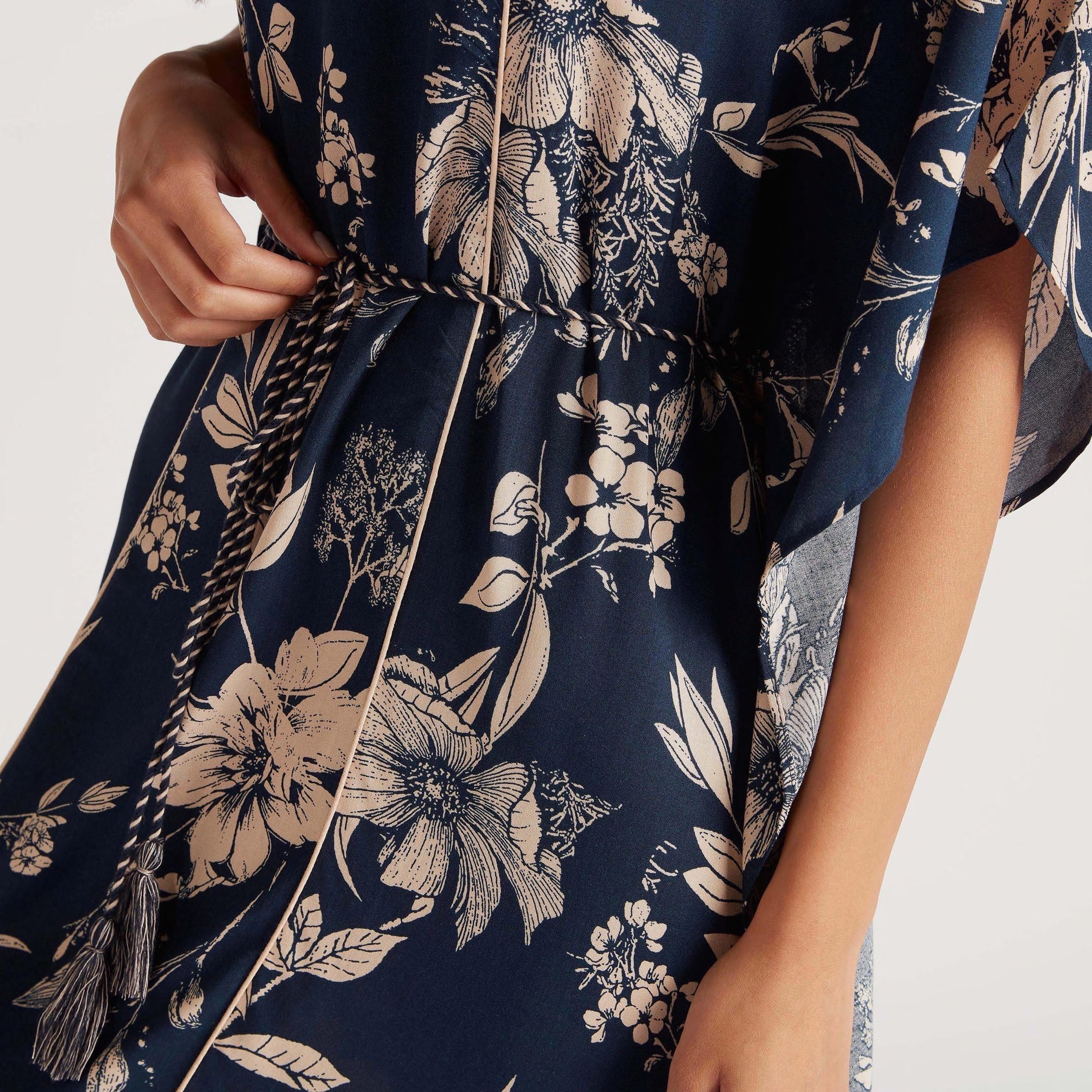 ثوب نوم بطبعات أزهار وخصر برباط وياقة v-women-clothing-nightwear-nighties-image-3