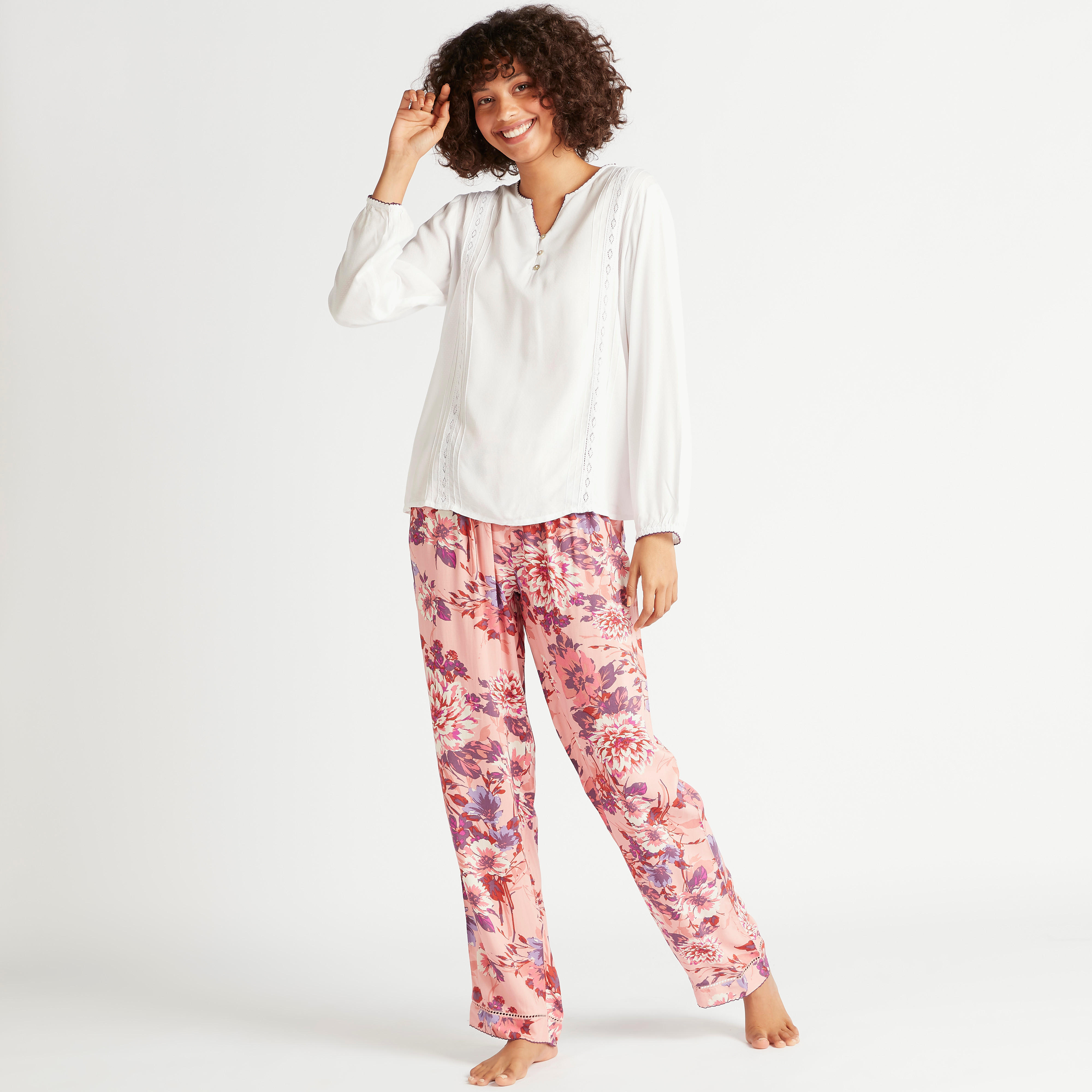 طقم مستدام بنطلون بيجاما بطبعات أزهار وبلوزة بتفاصيل دانتيل-women-clothing-nightwear-pyjamas-longsets-image-1