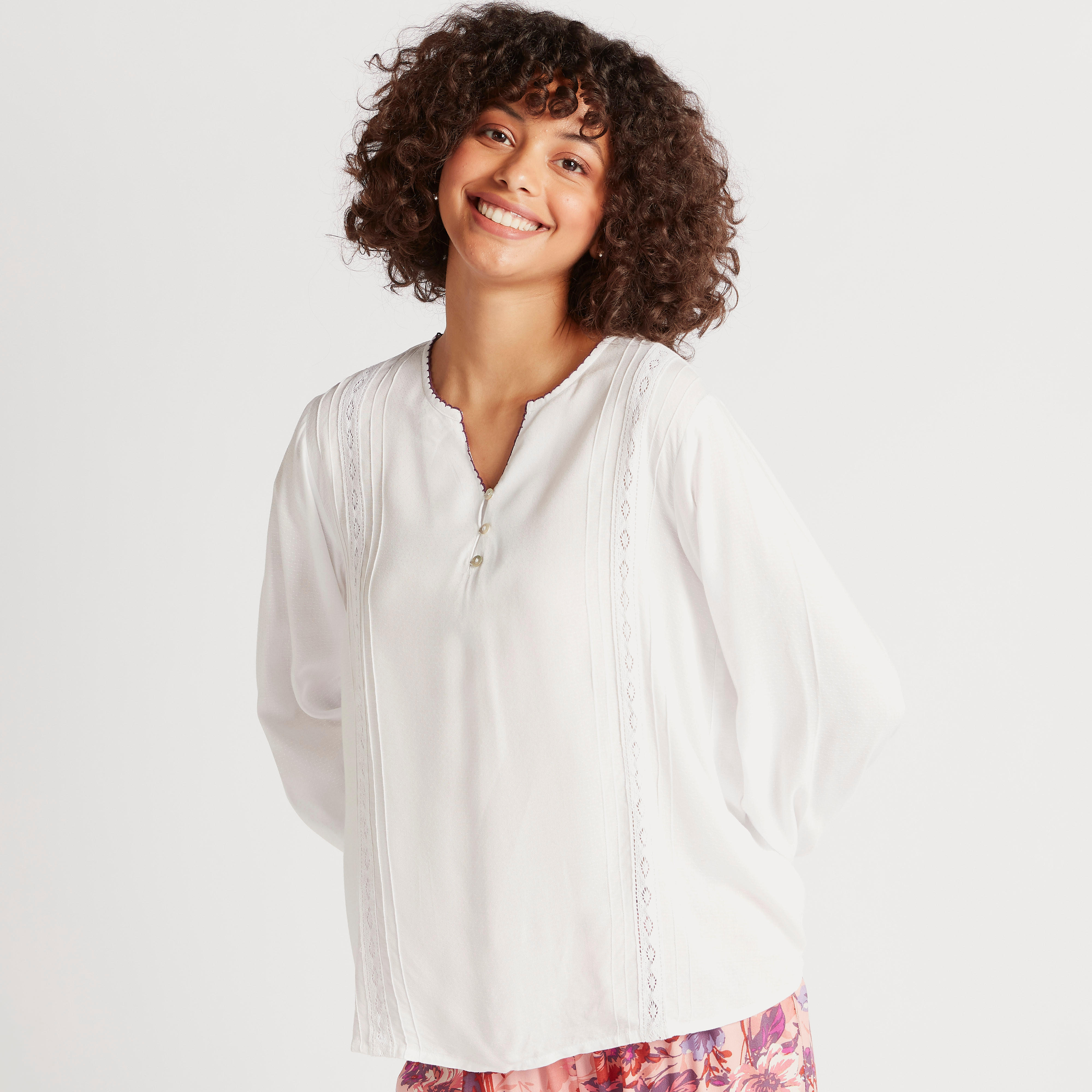 طقم مستدام بنطلون بيجاما بطبعات أزهار وبلوزة بتفاصيل دانتيل-women-clothing-nightwear-pyjamas-longsets-image-2