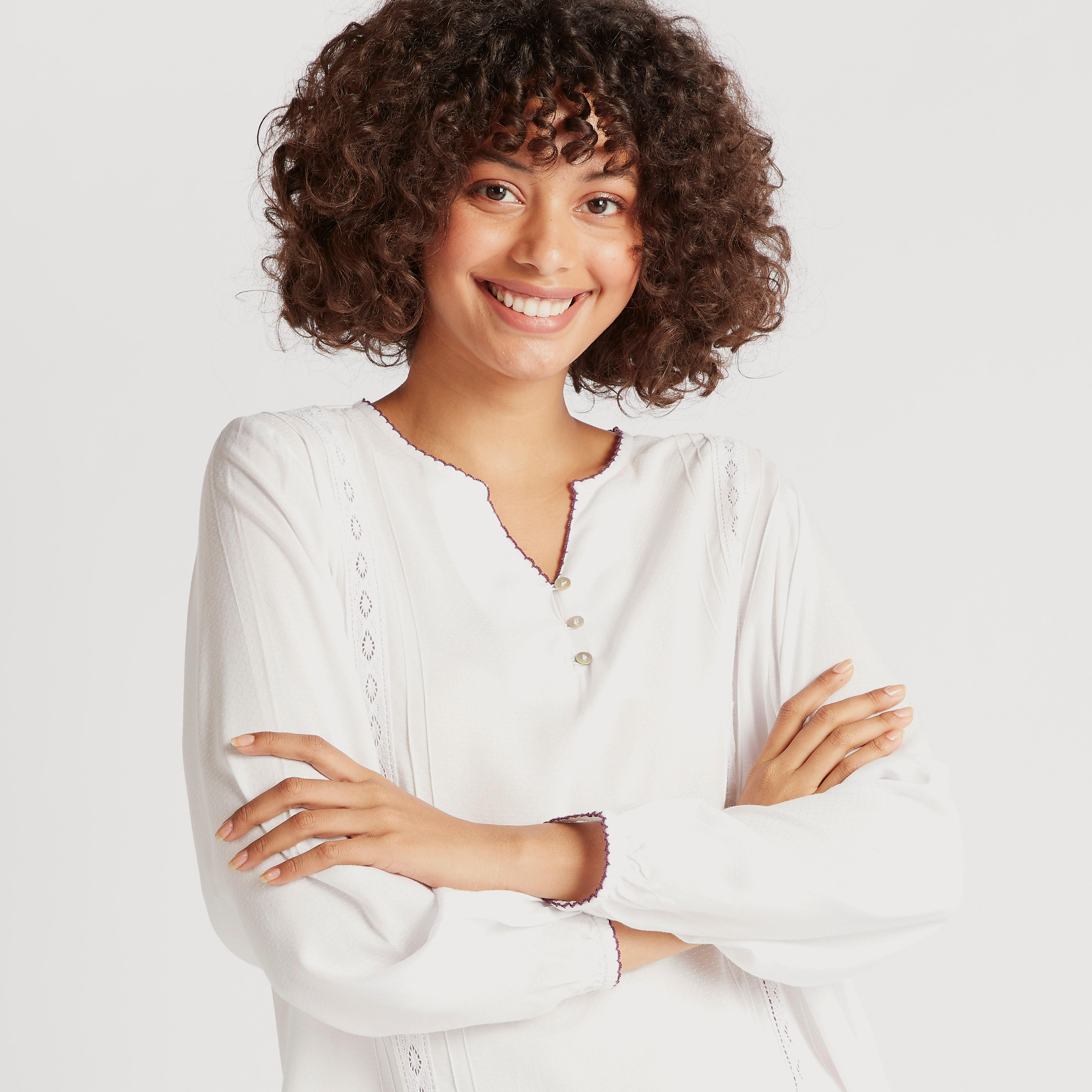 طقم مستدام بنطلون بيجاما بطبعات أزهار وبلوزة بتفاصيل دانتيل-women-clothing-nightwear-pyjamas-longsets-image-3