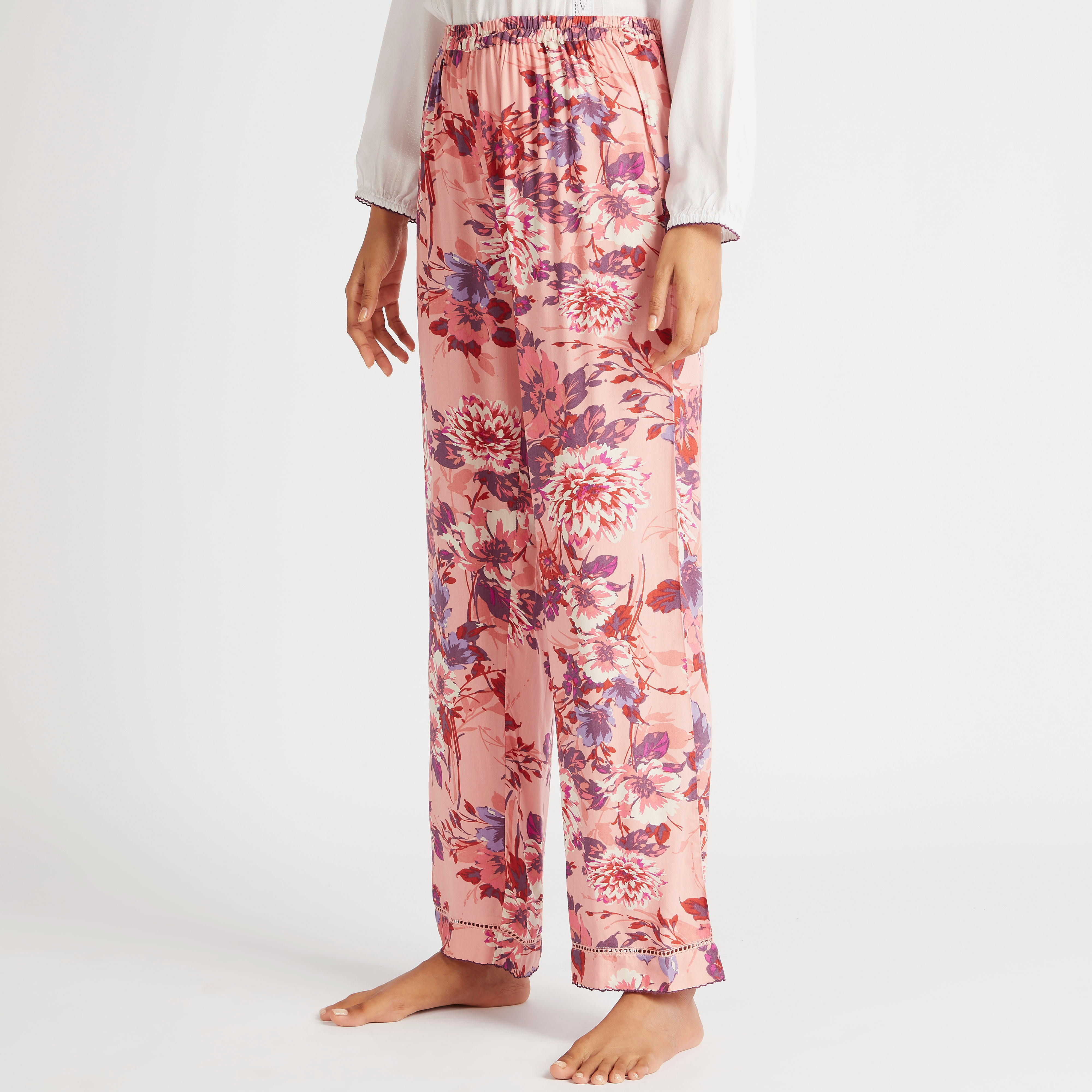 طقم مستدام بنطلون بيجاما بطبعات أزهار وبلوزة بتفاصيل دانتيل-women-clothing-nightwear-pyjamas-longsets-image-4