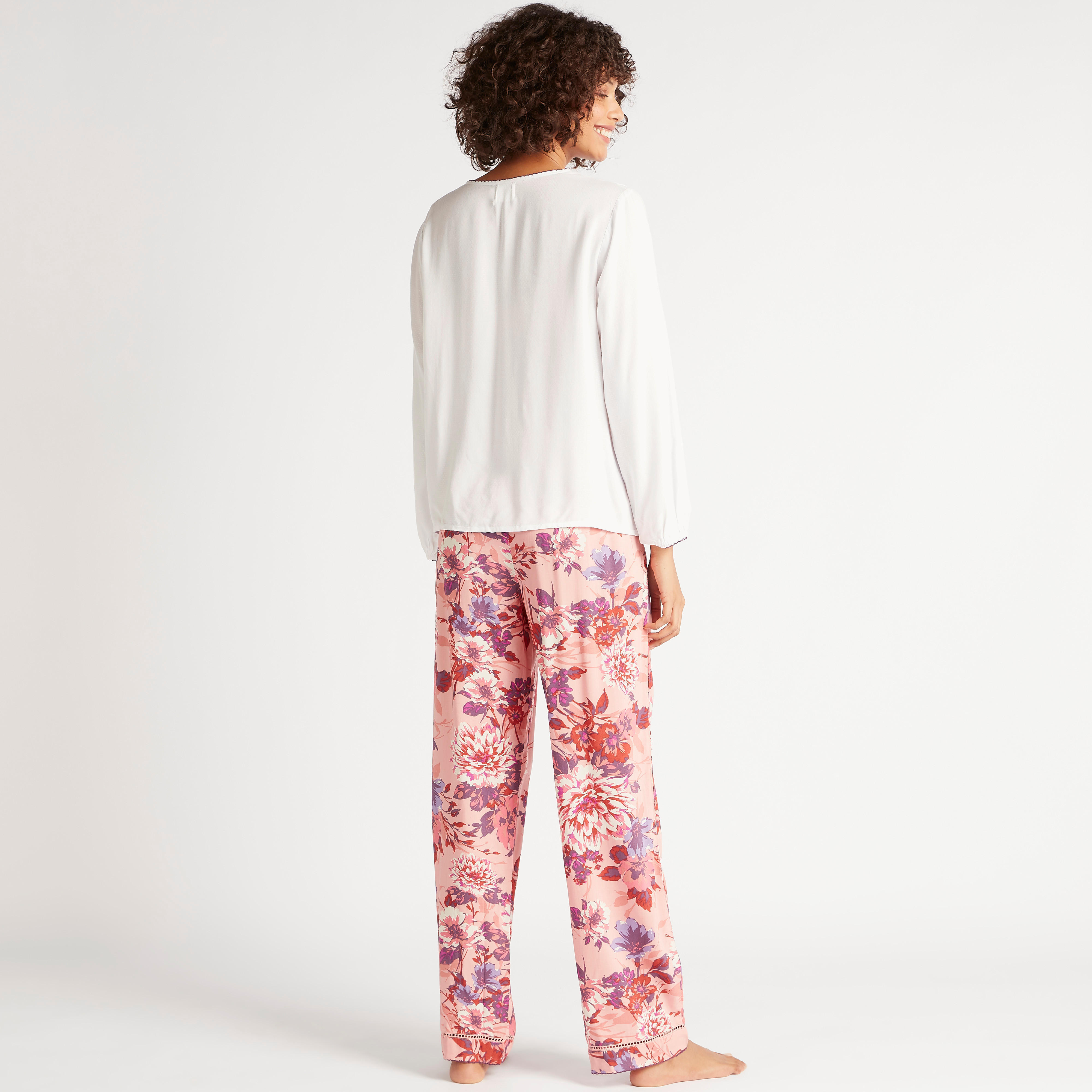 طقم مستدام بنطلون بيجاما بطبعات أزهار وبلوزة بتفاصيل دانتيل-women-clothing-nightwear-pyjamas-longsets-image-5