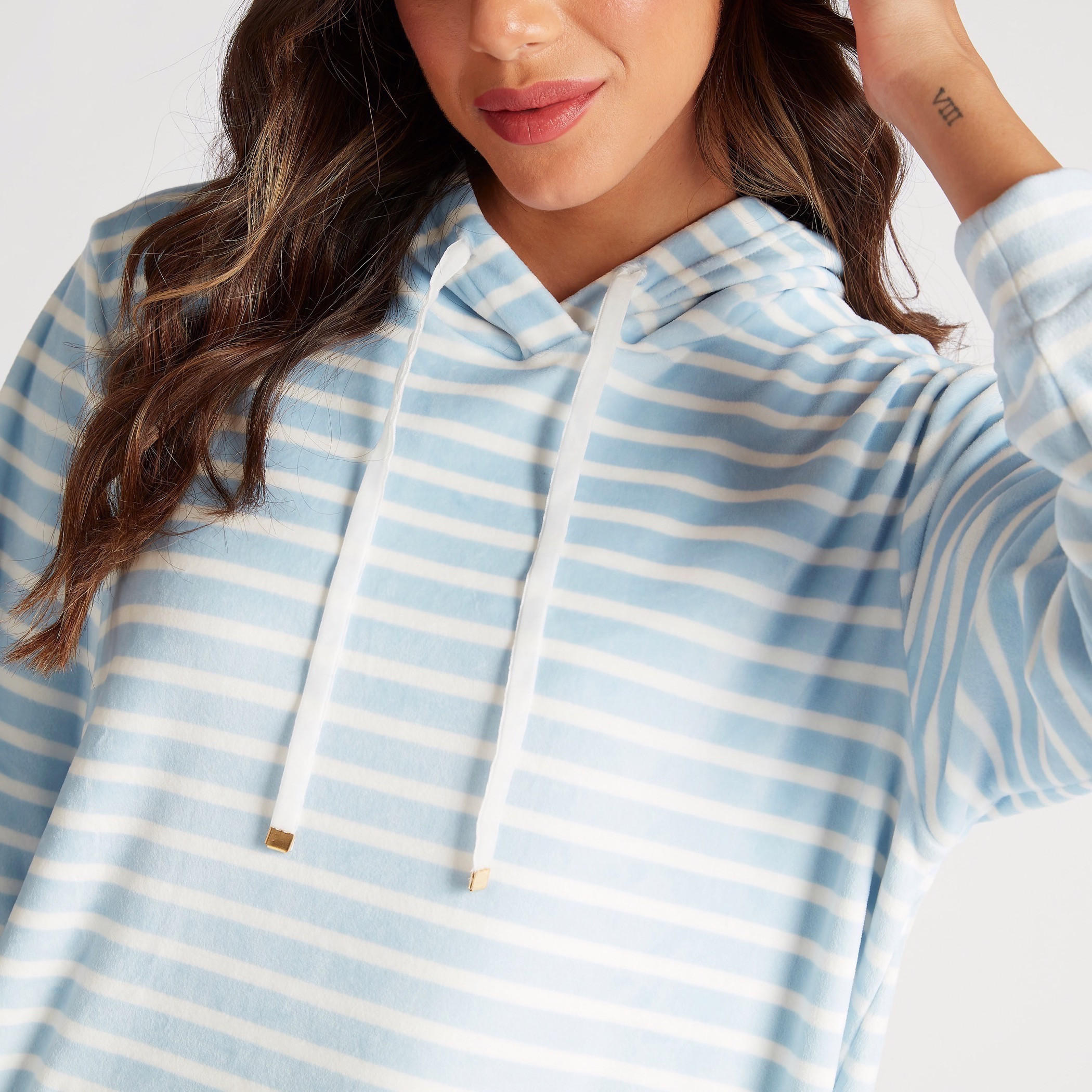 قميص نوم مقلّم بياقة بقبّعة وجيب-women-clothing-nightwear-nighties-image-3