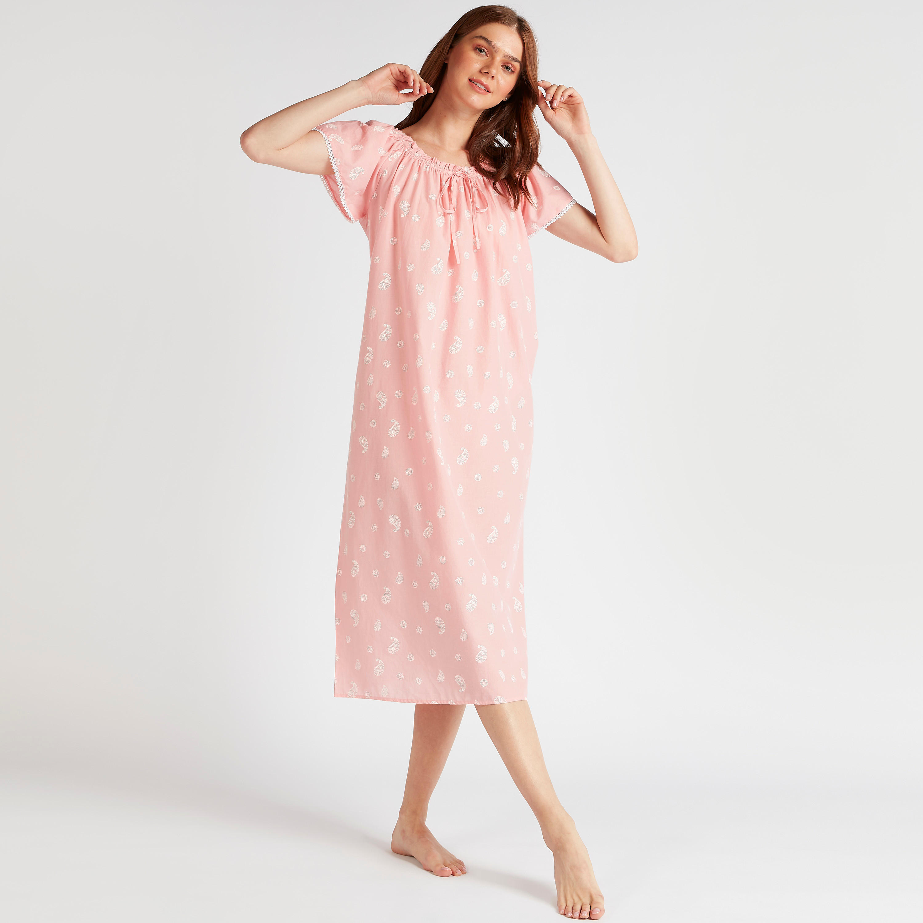 ثوب نوم بطبعات بيزلي وياقة بكسرات وأكمام قصيرة-women-clothing-nightwear-nighties-image-1