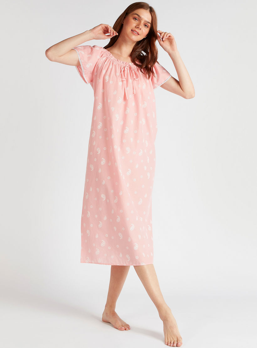 ثوب نوم بطبعات بيزلي وياقة بكسرات وأكمام قصيرة-women-clothing-nightwear-nighties-image-1