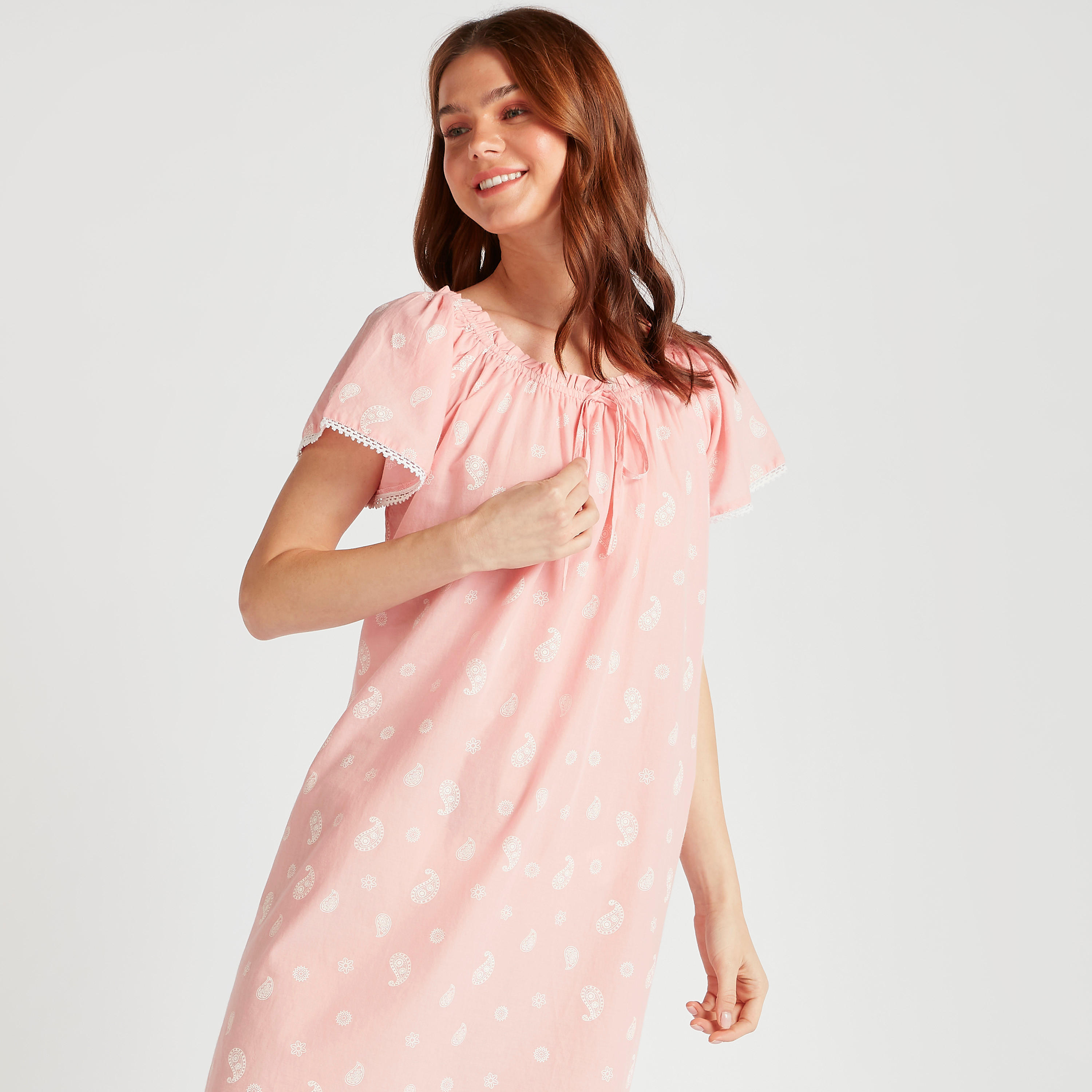 ثوب نوم بطبعات بيزلي وياقة بكسرات وأكمام قصيرة-women-clothing-nightwear-nighties-image-2