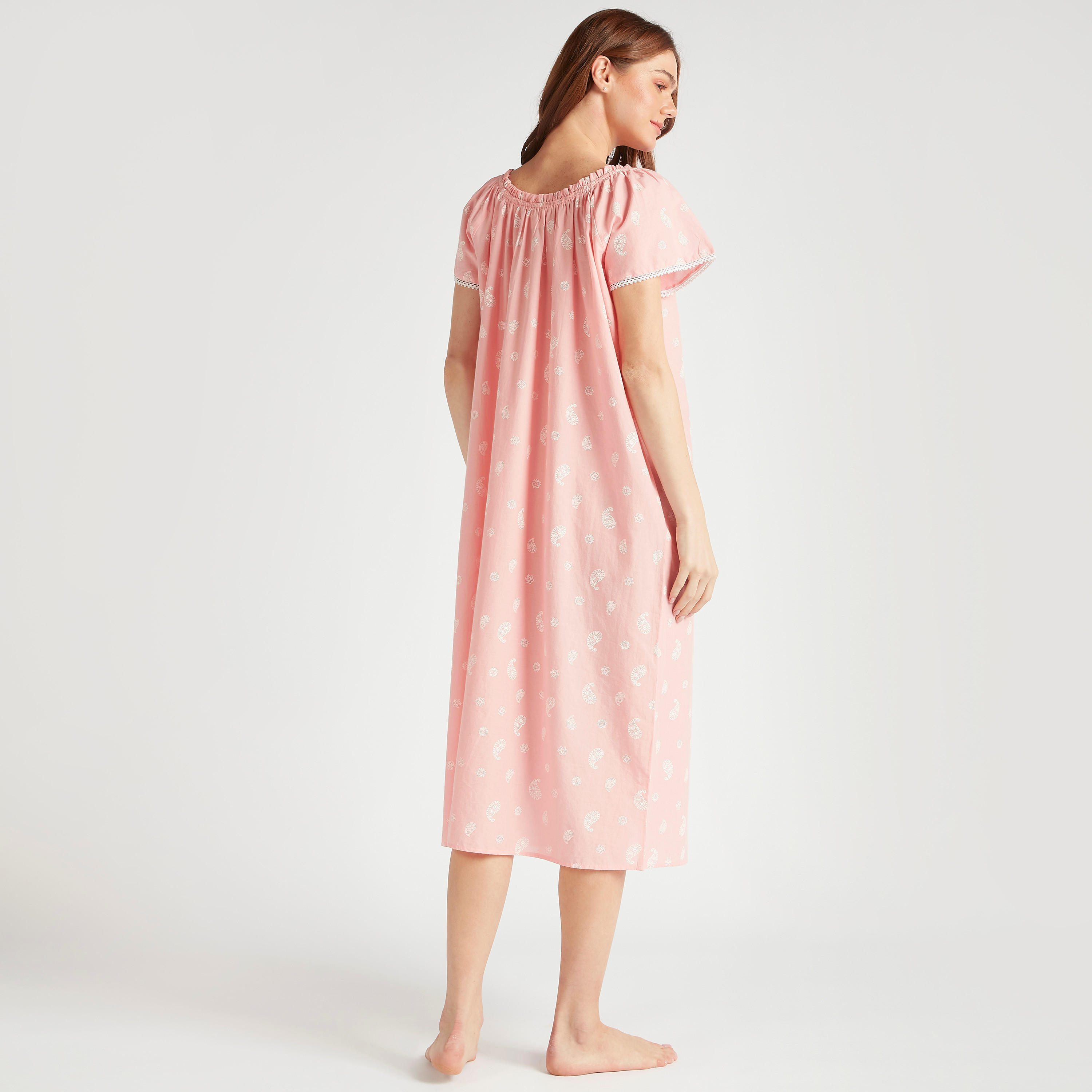 ثوب نوم بطبعات بيزلي وياقة بكسرات وأكمام قصيرة-women-clothing-nightwear-nighties-image-4