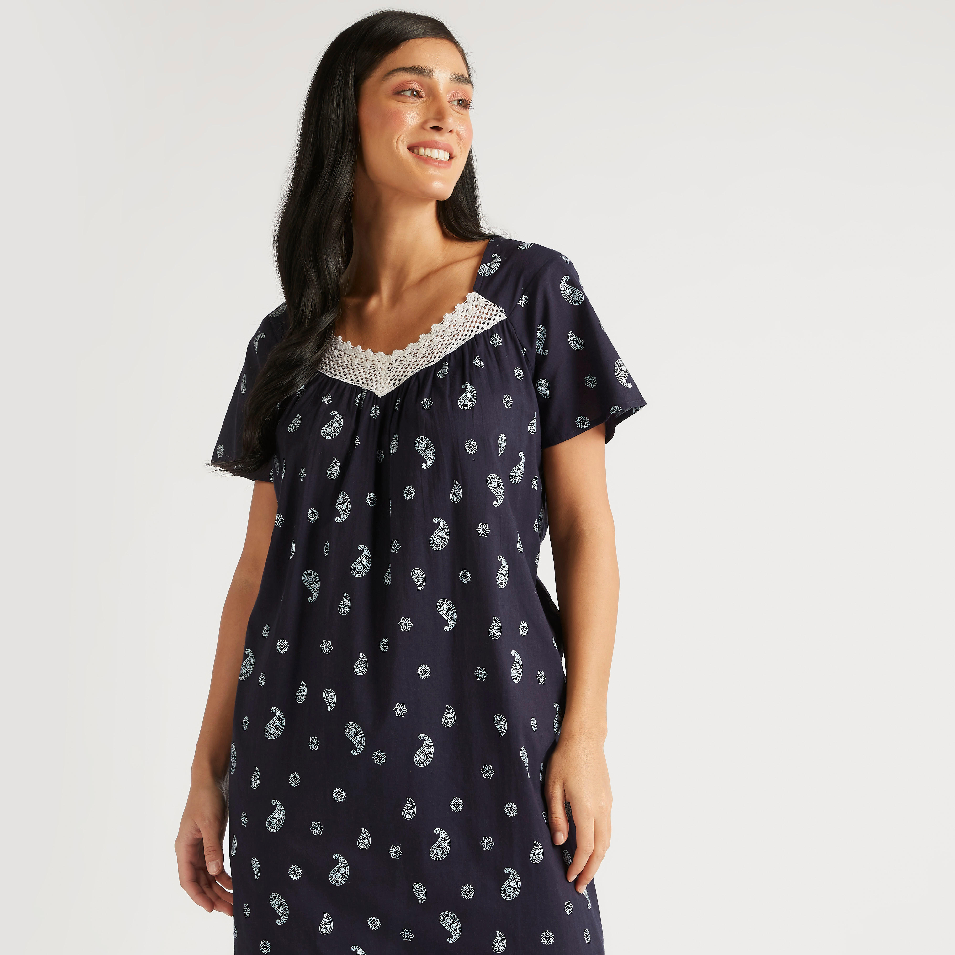 ثوب نوم بطبعات وتفاصيل دانتيل وأكمام قصيرة-women-clothing-nightwear-nighties-image-1