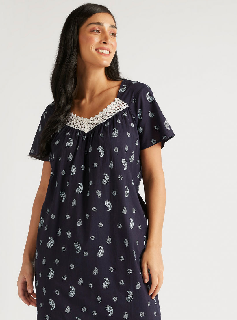 ثوب نوم بطبعات وتفاصيل دانتيل وأكمام قصيرة-women-clothing-nightwear-nighties-image-1