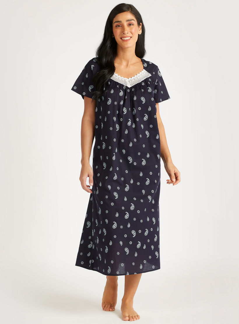 ثوب نوم بطبعات وتفاصيل دانتيل وأكمام قصيرة-women-clothing-nightwear-nighties-image-2