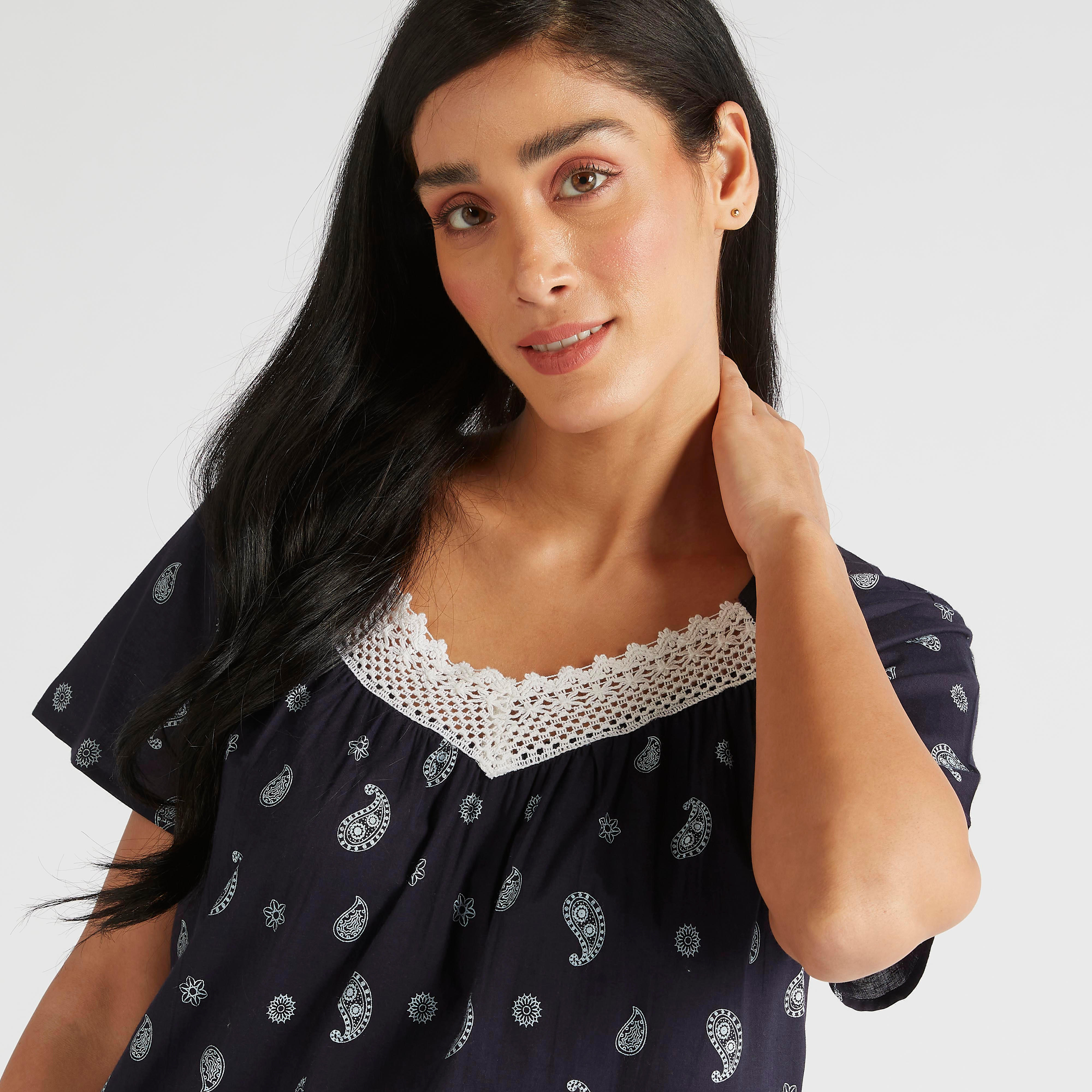 ثوب نوم بطبعات وتفاصيل دانتيل وأكمام قصيرة-women-clothing-nightwear-nighties-image-3