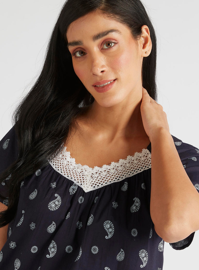 ثوب نوم بطبعات وتفاصيل دانتيل وأكمام قصيرة-women-clothing-nightwear-nighties-image-3