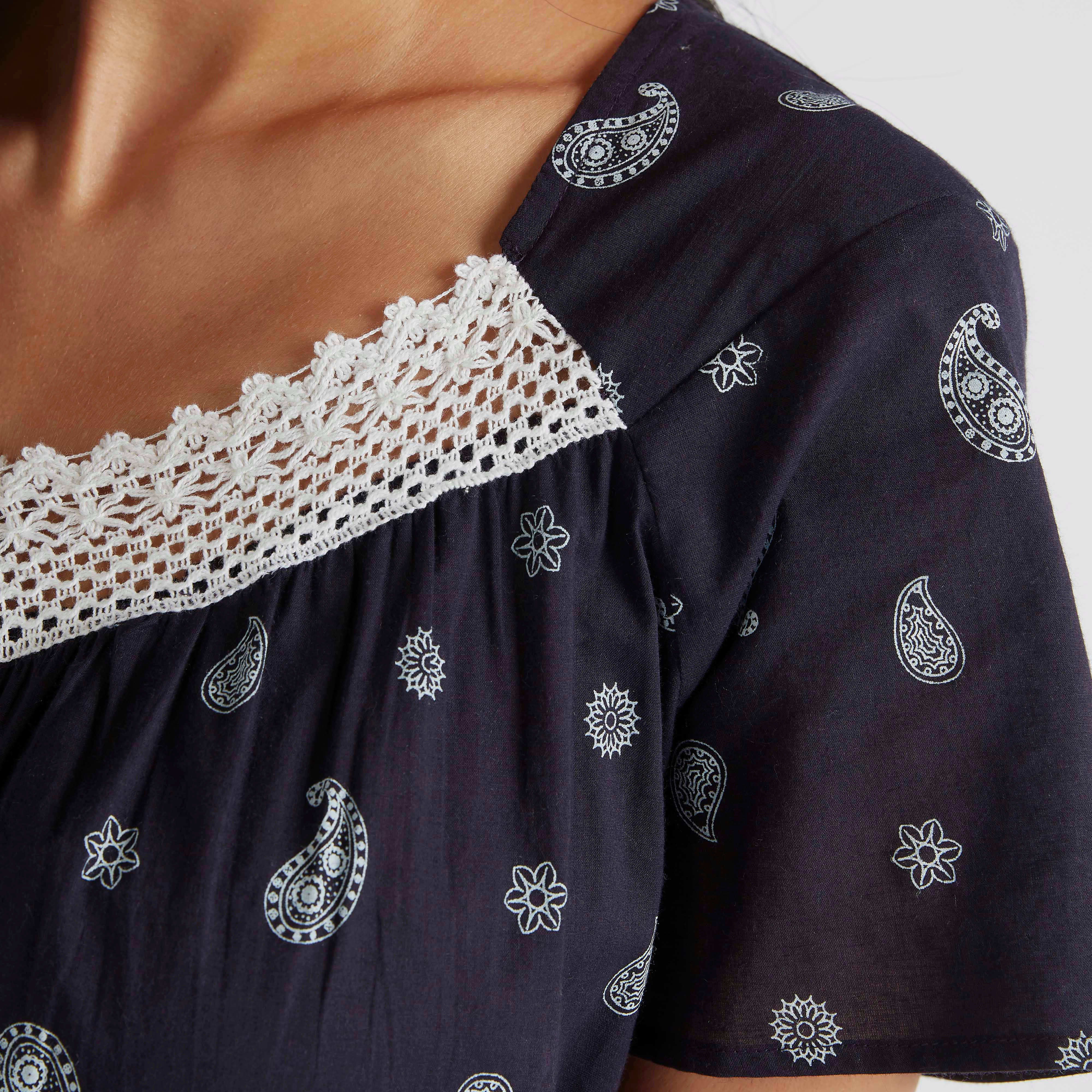 ثوب نوم بطبعات وتفاصيل دانتيل وأكمام قصيرة-women-clothing-nightwear-nighties-image-5