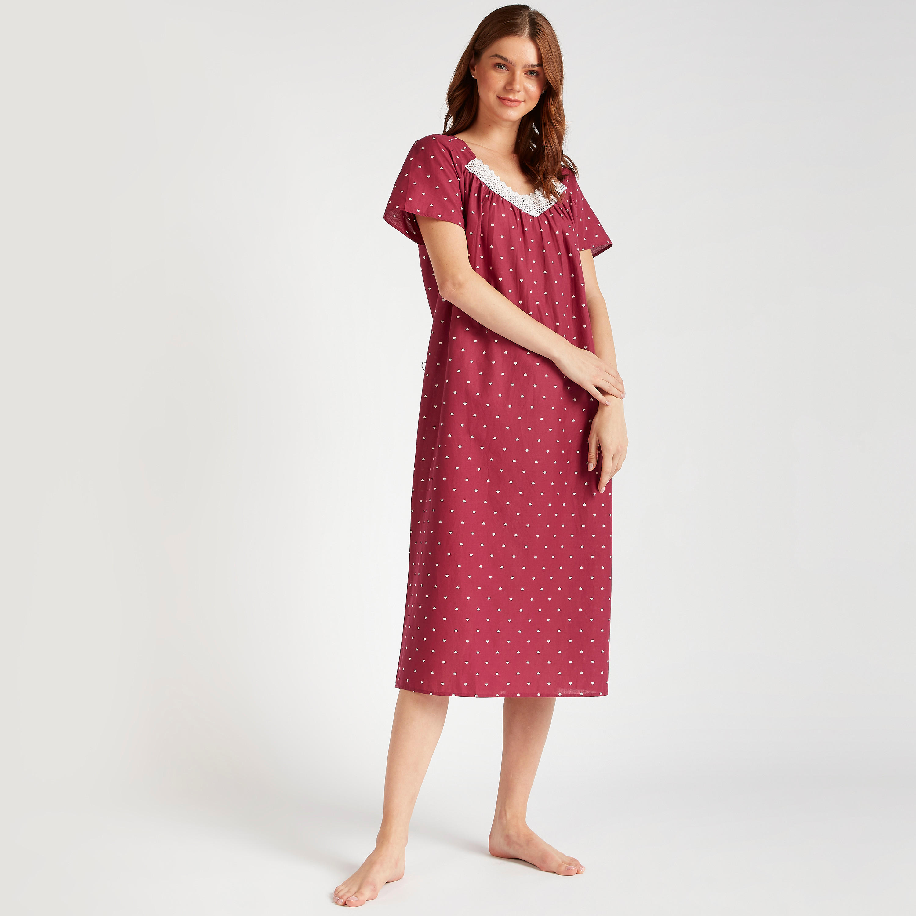 ثوب نوم بطبعات وتفاصيل دانتيل وأكمام قصيرة-women-clothing-nightwear-nighties-image-1