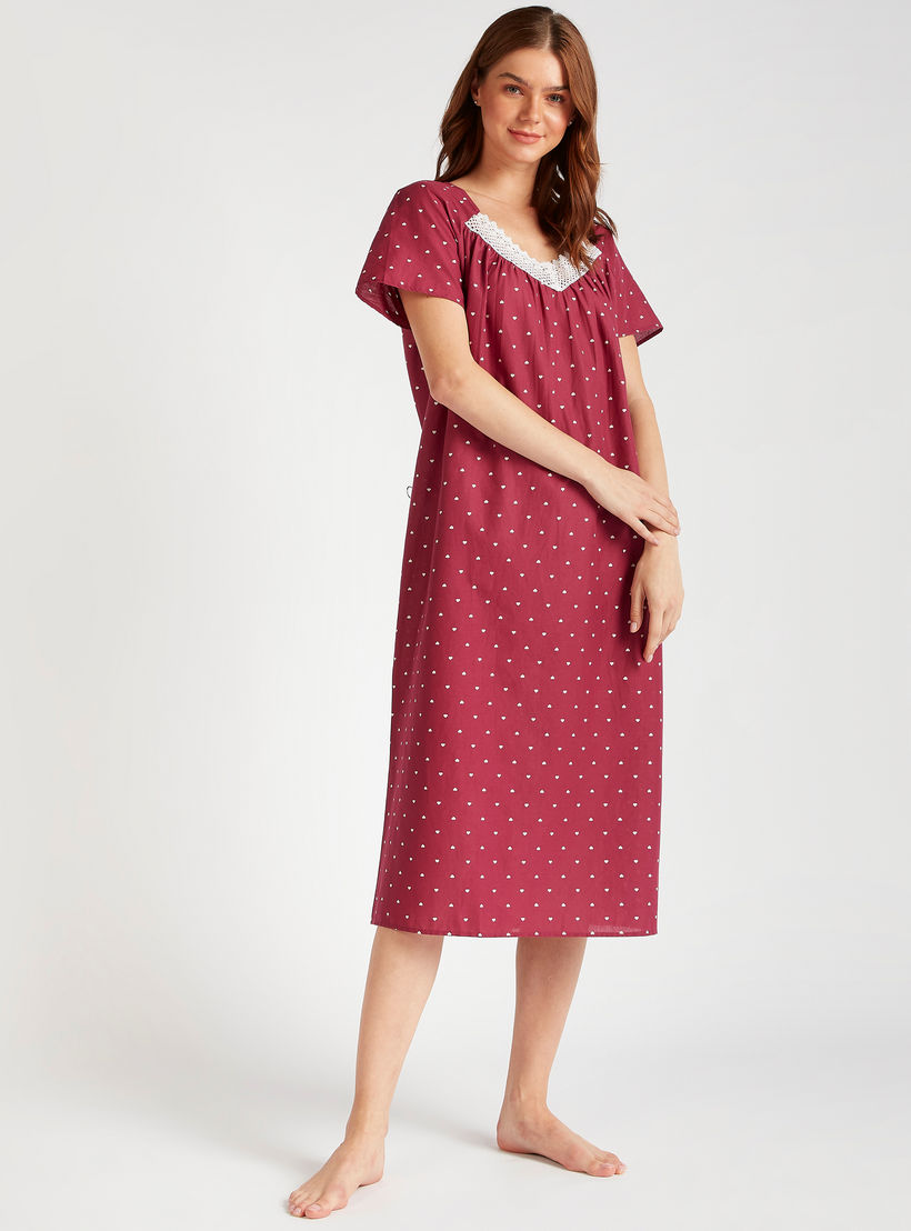 ثوب نوم بطبعات وتفاصيل دانتيل وأكمام قصيرة-women-clothing-nightwear-nighties-image-1