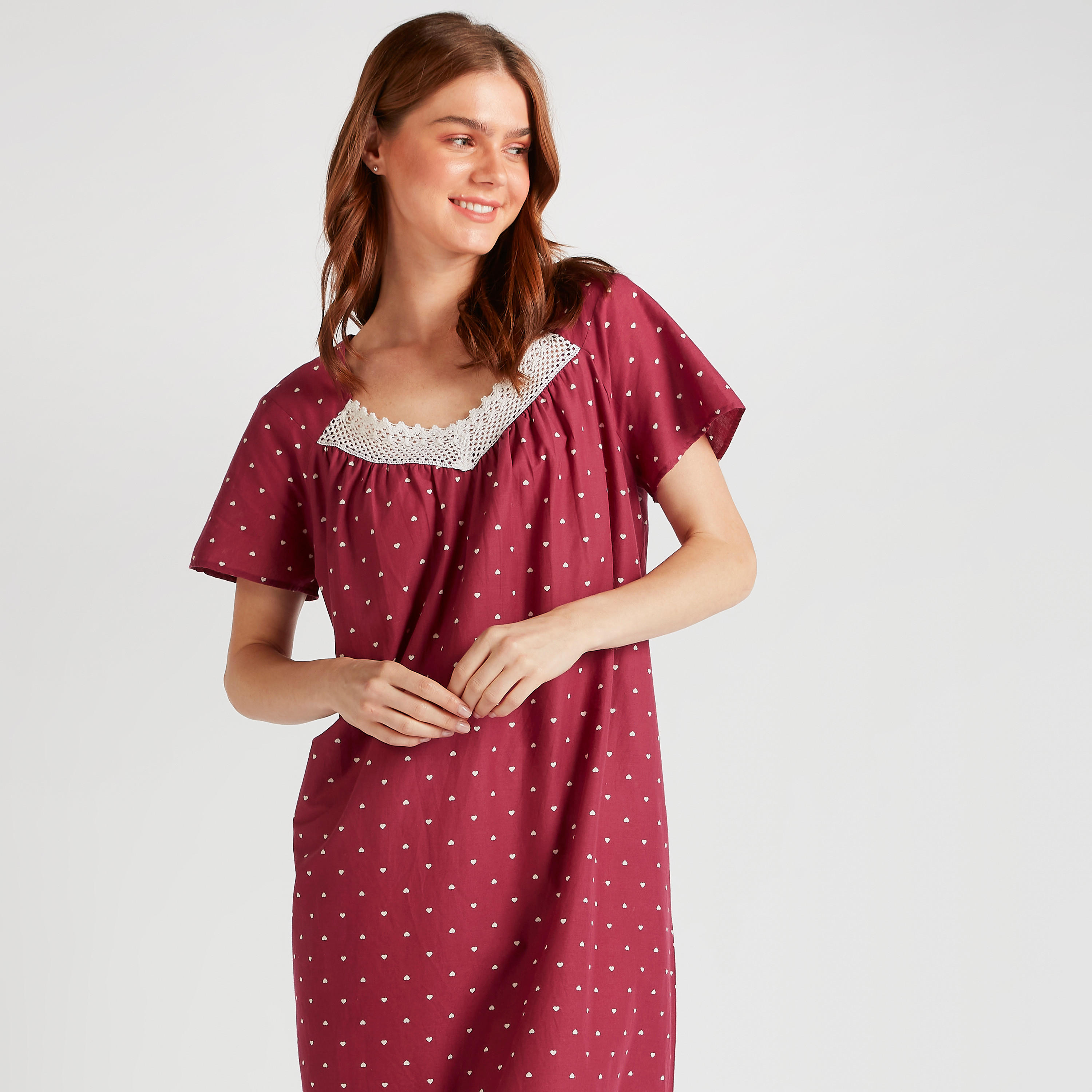 ثوب نوم بطبعات وتفاصيل دانتيل وأكمام قصيرة-women-clothing-nightwear-nighties-image-2