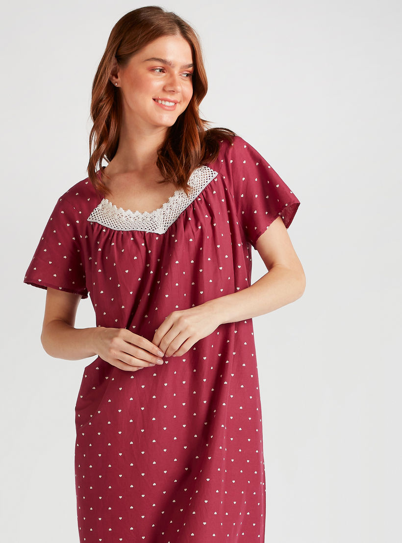 ثوب نوم بطبعات وتفاصيل دانتيل وأكمام قصيرة-women-clothing-nightwear-nighties-image-2