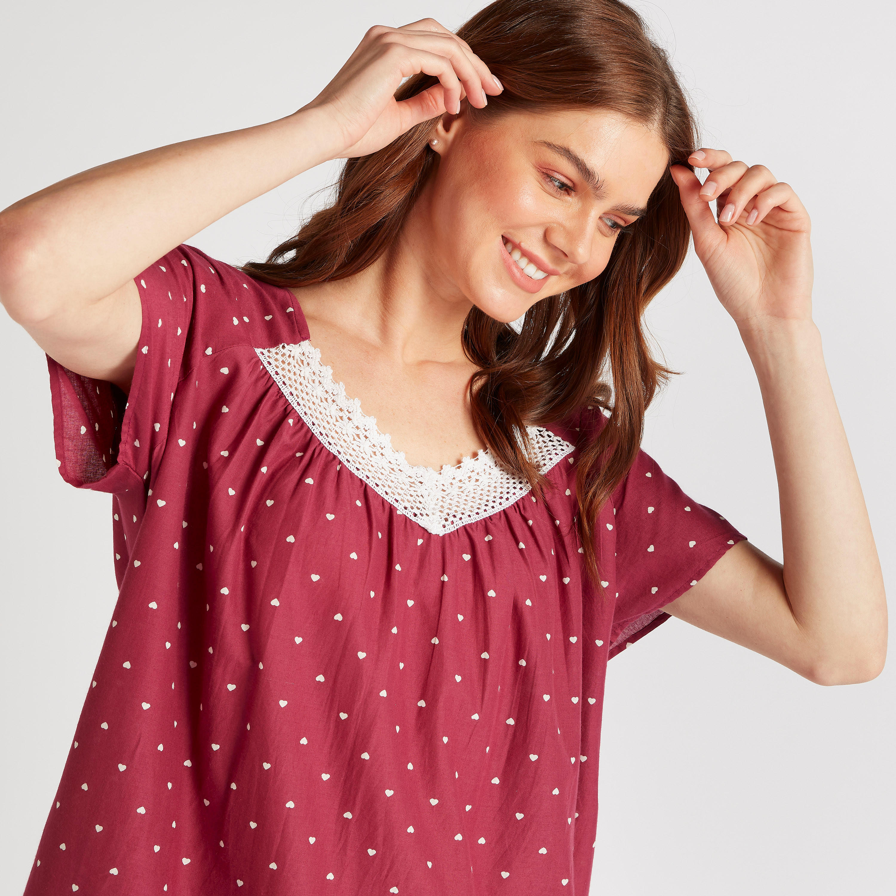 ثوب نوم بطبعات وتفاصيل دانتيل وأكمام قصيرة-women-clothing-nightwear-nighties-image-3
