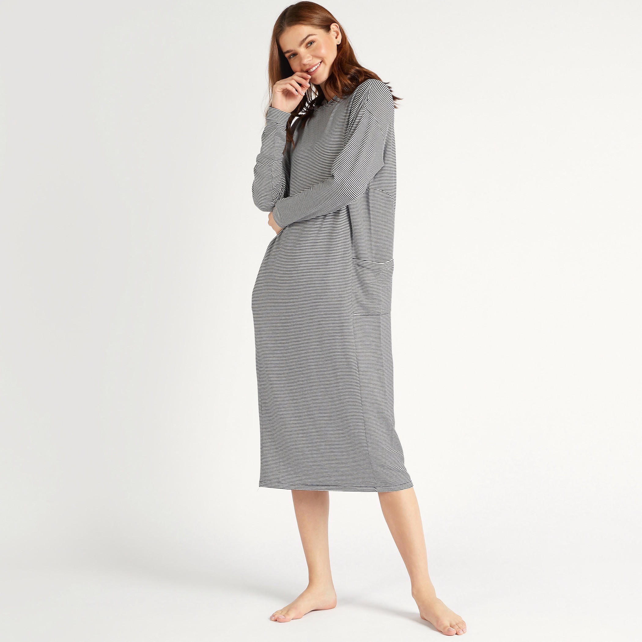 قميص نوم مقلّم بقبّعة وأكتاف منسدلة وأكمام طويلة وجيوب-women-clothing-nightwear-nighties-image-1