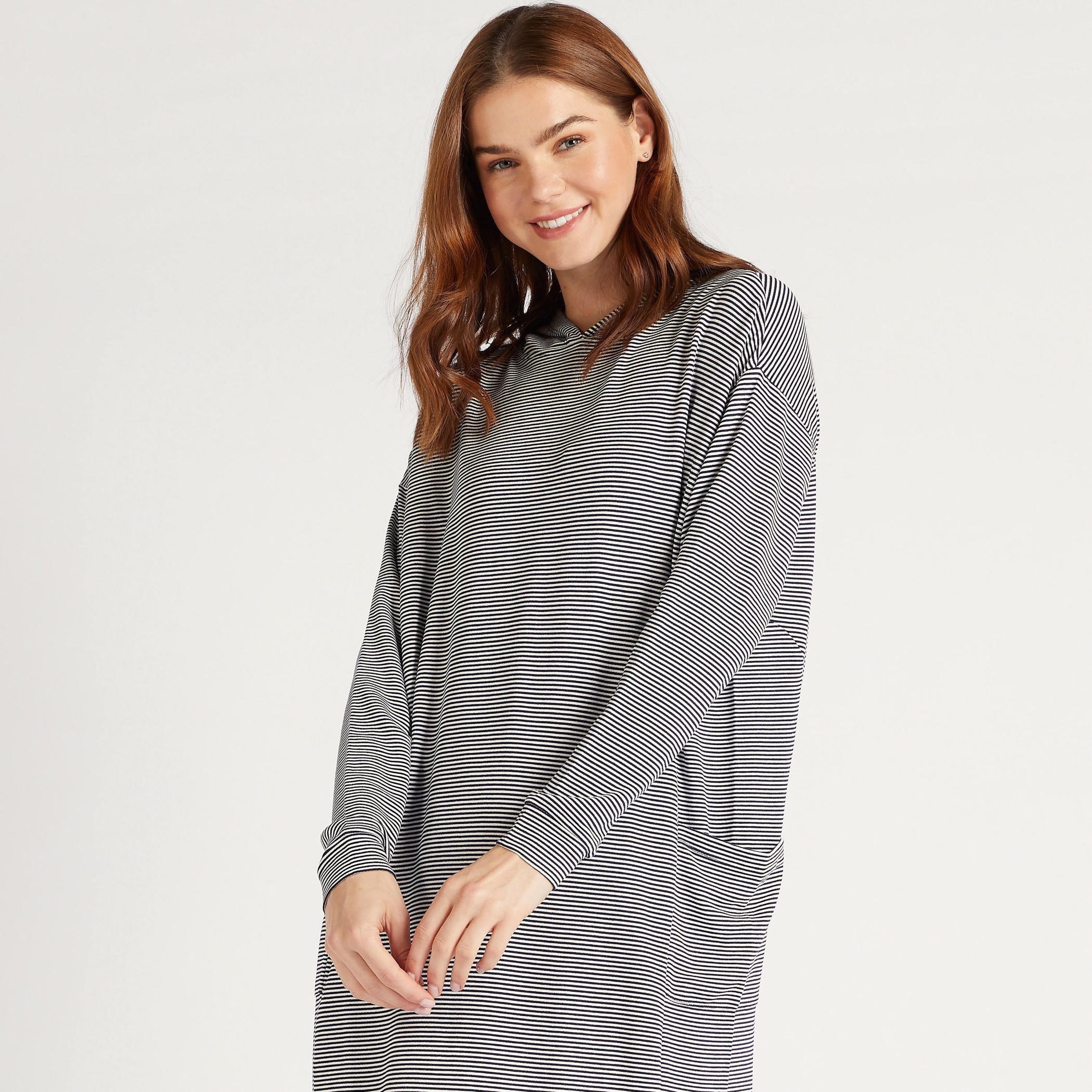 قميص نوم مقلّم بقبّعة وأكتاف منسدلة وأكمام طويلة وجيوب-women-clothing-nightwear-nighties-image-2