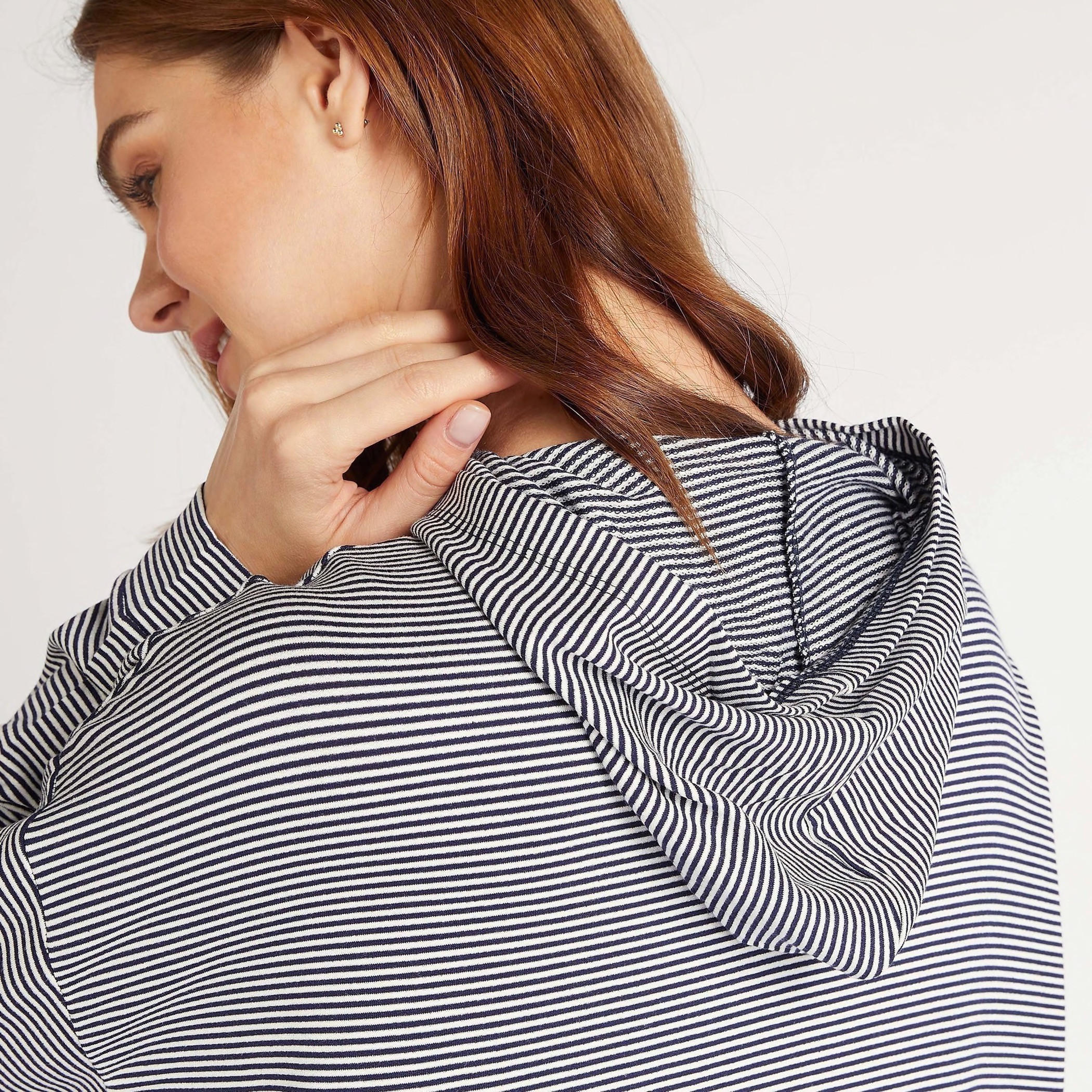 قميص نوم مقلّم بقبّعة وأكتاف منسدلة وأكمام طويلة وجيوب-women-clothing-nightwear-nighties-image-3