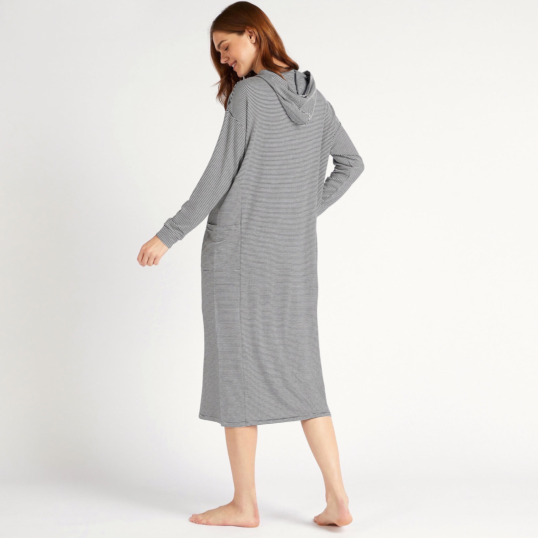 قميص نوم مقلّم بقبّعة وأكتاف منسدلة وأكمام طويلة وجيوب-women-clothing-nightwear-nighties-image-4