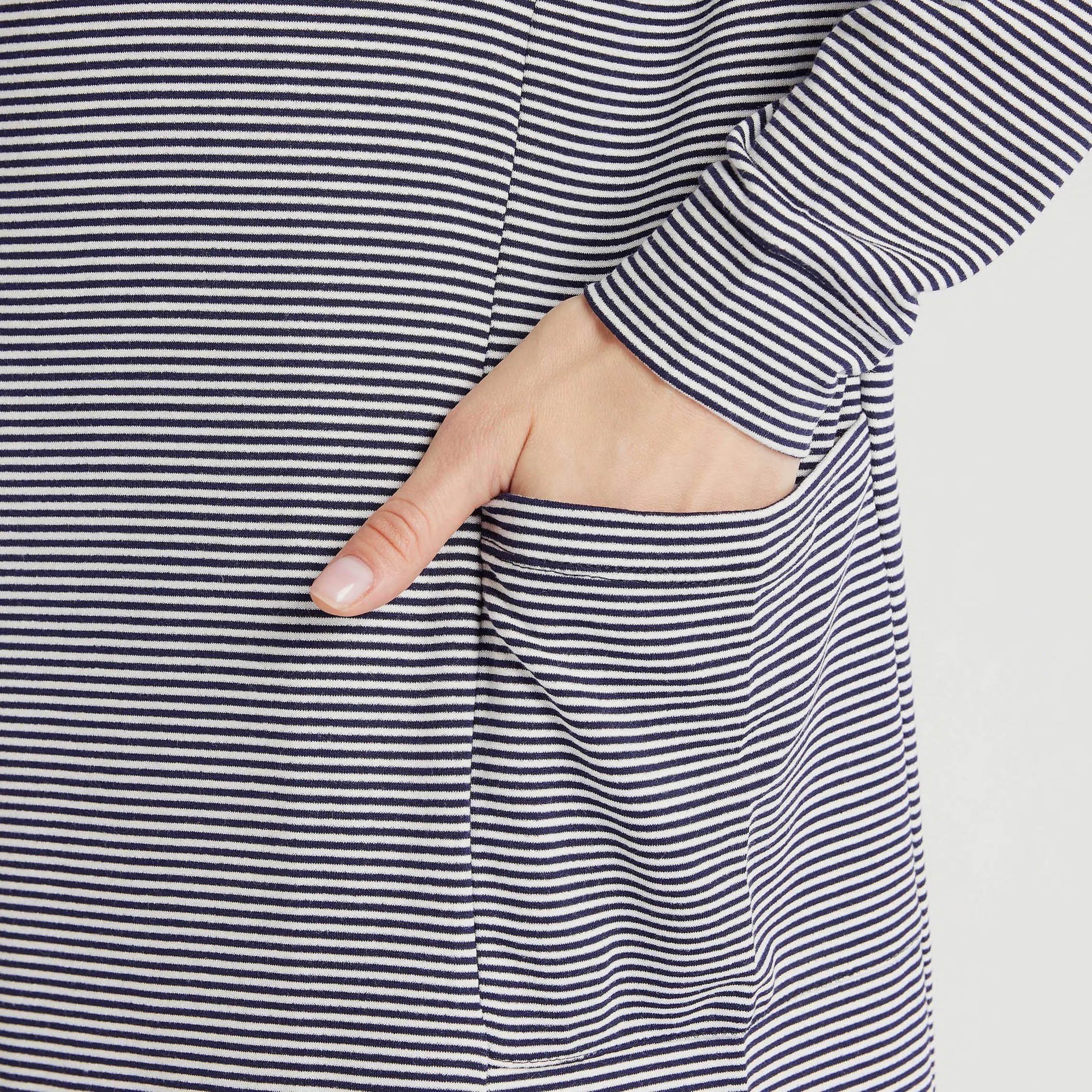 قميص نوم مقلّم بقبّعة وأكتاف منسدلة وأكمام طويلة وجيوب-women-clothing-nightwear-nighties-image-5