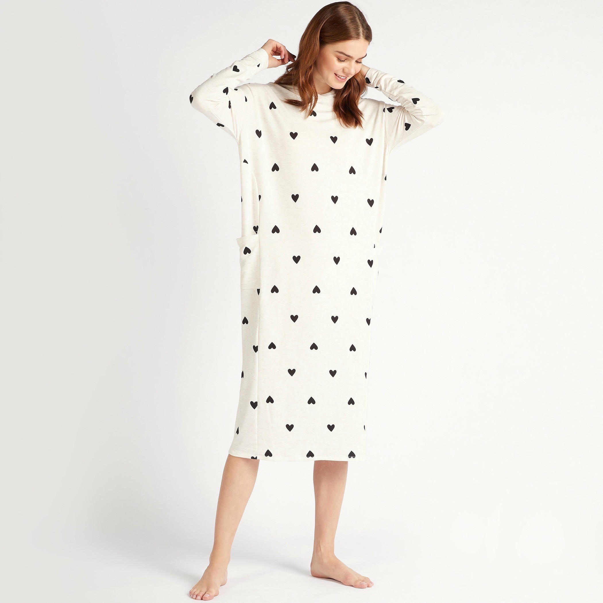 قميص نوم مقلّم بقبّعة وأكتاف منسدلة وأكمام طويلة وجيوب-women-clothing-nightwear-nighties-image-1
