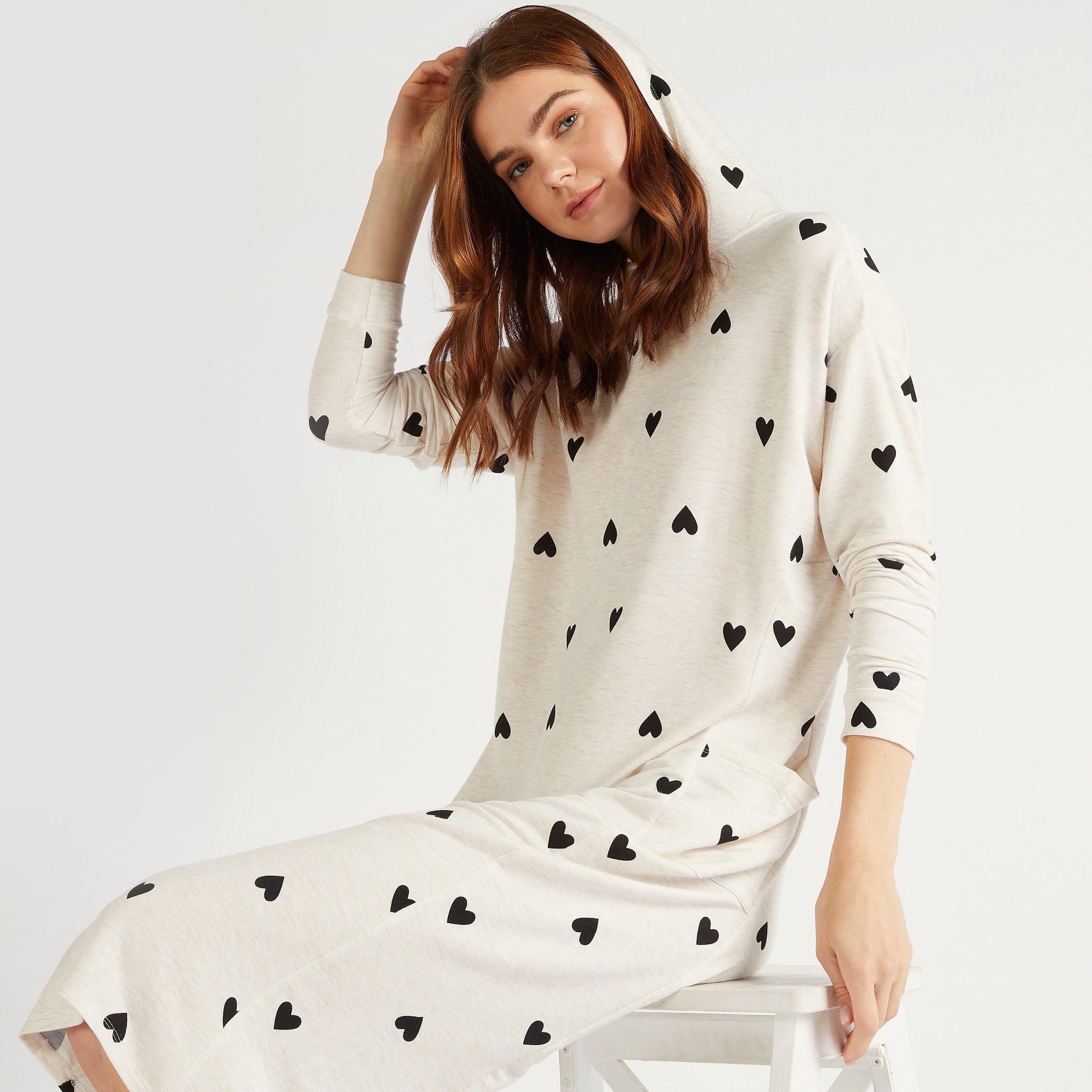قميص نوم مقلّم بقبّعة وأكتاف منسدلة وأكمام طويلة وجيوب-women-clothing-nightwear-nighties-image-2