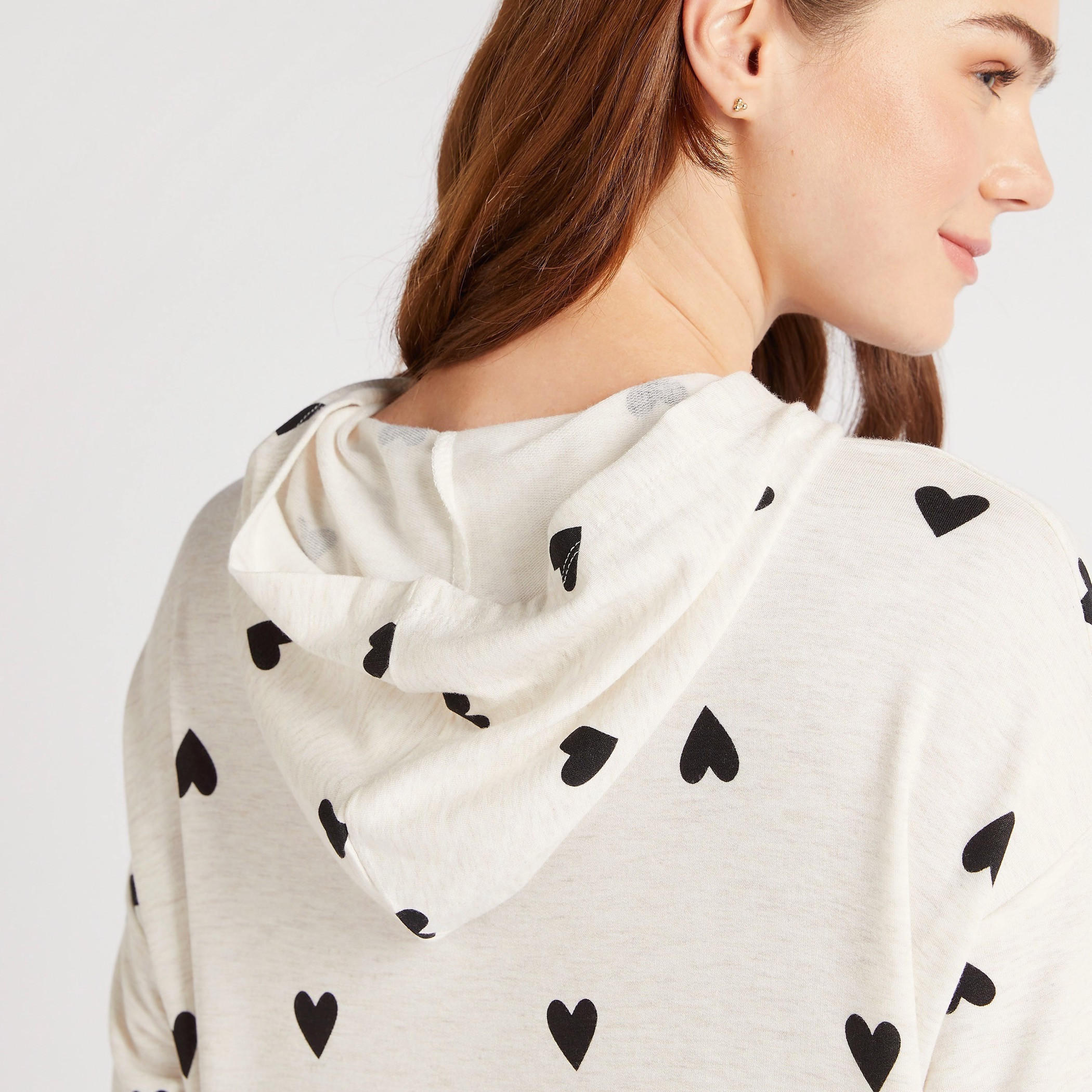 قميص نوم مقلّم بقبّعة وأكتاف منسدلة وأكمام طويلة وجيوب-women-clothing-nightwear-nighties-image-3