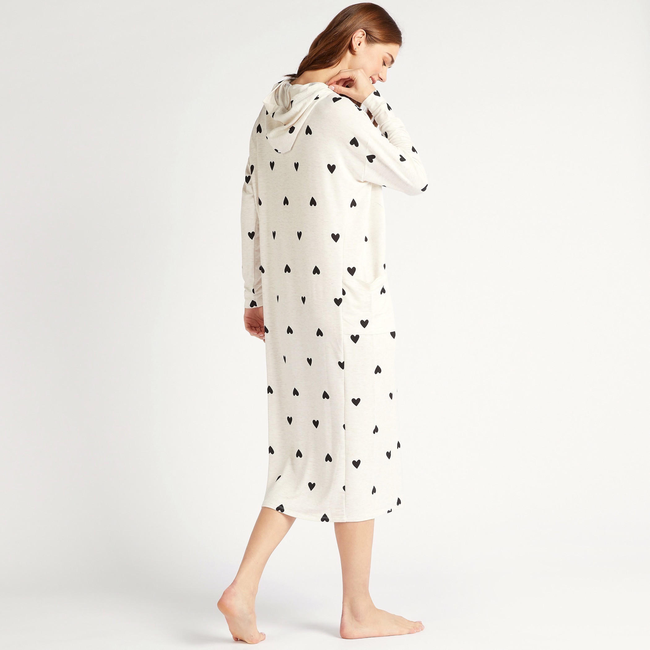 قميص نوم مقلّم بقبّعة وأكتاف منسدلة وأكمام طويلة وجيوب-women-clothing-nightwear-nighties-image-4