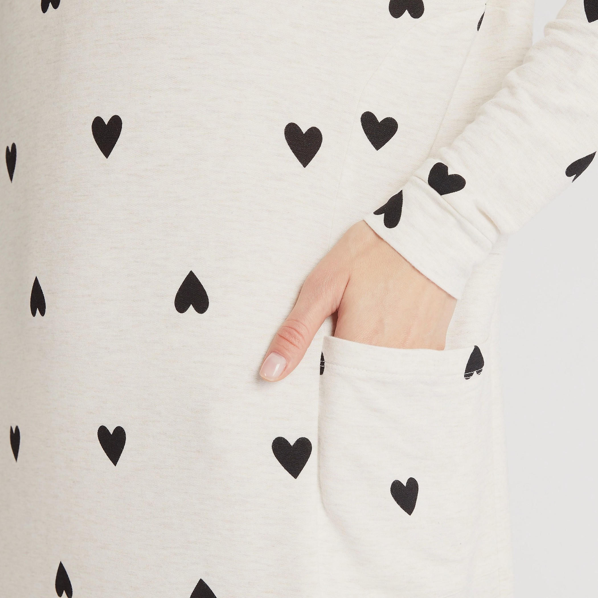 قميص نوم مقلّم بقبّعة وأكتاف منسدلة وأكمام طويلة وجيوب-women-clothing-nightwear-nighties-image-5