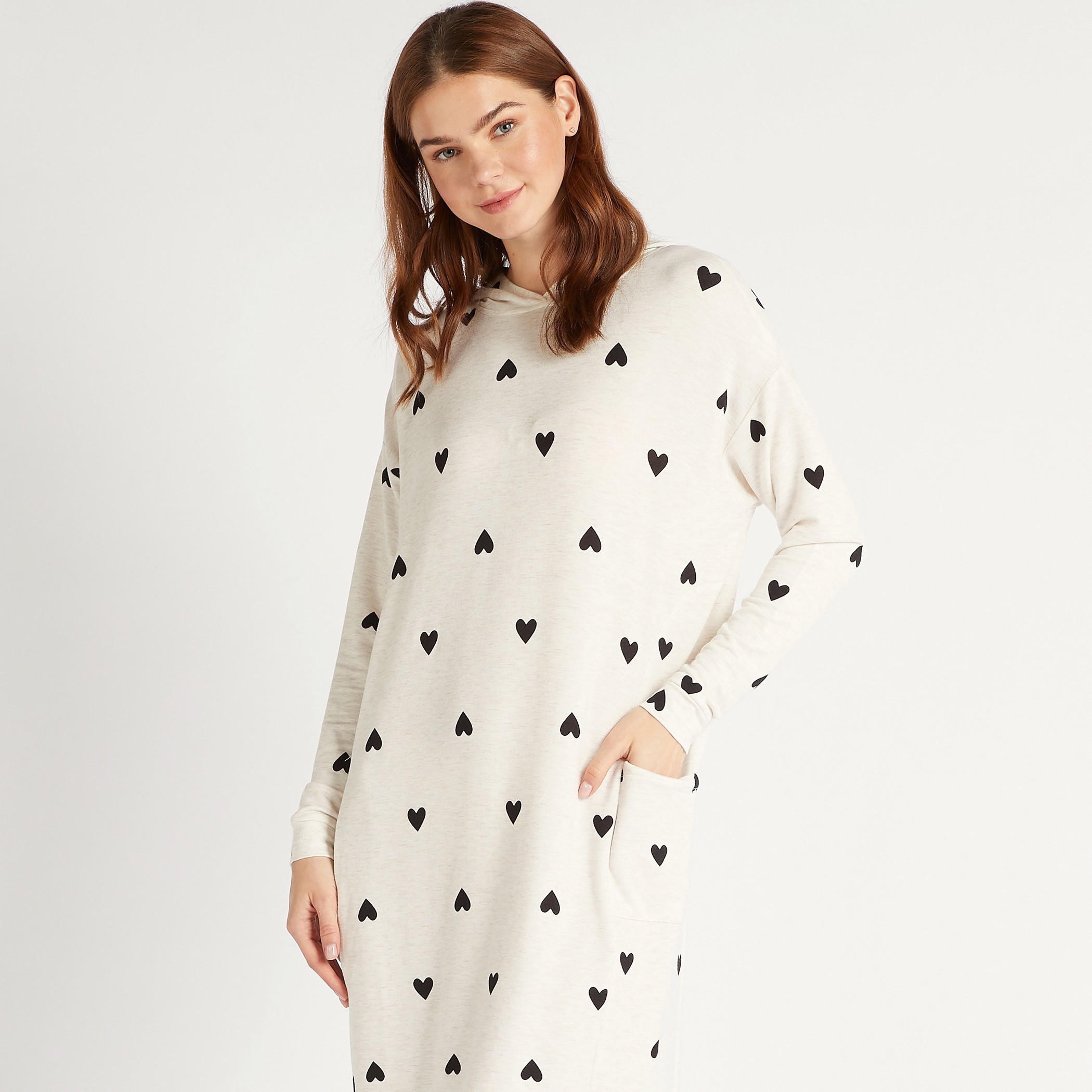 قميص نوم مقلّم بقبّعة وأكتاف منسدلة وأكمام طويلة وجيوب-women-clothing-nightwear-nighties-image-6