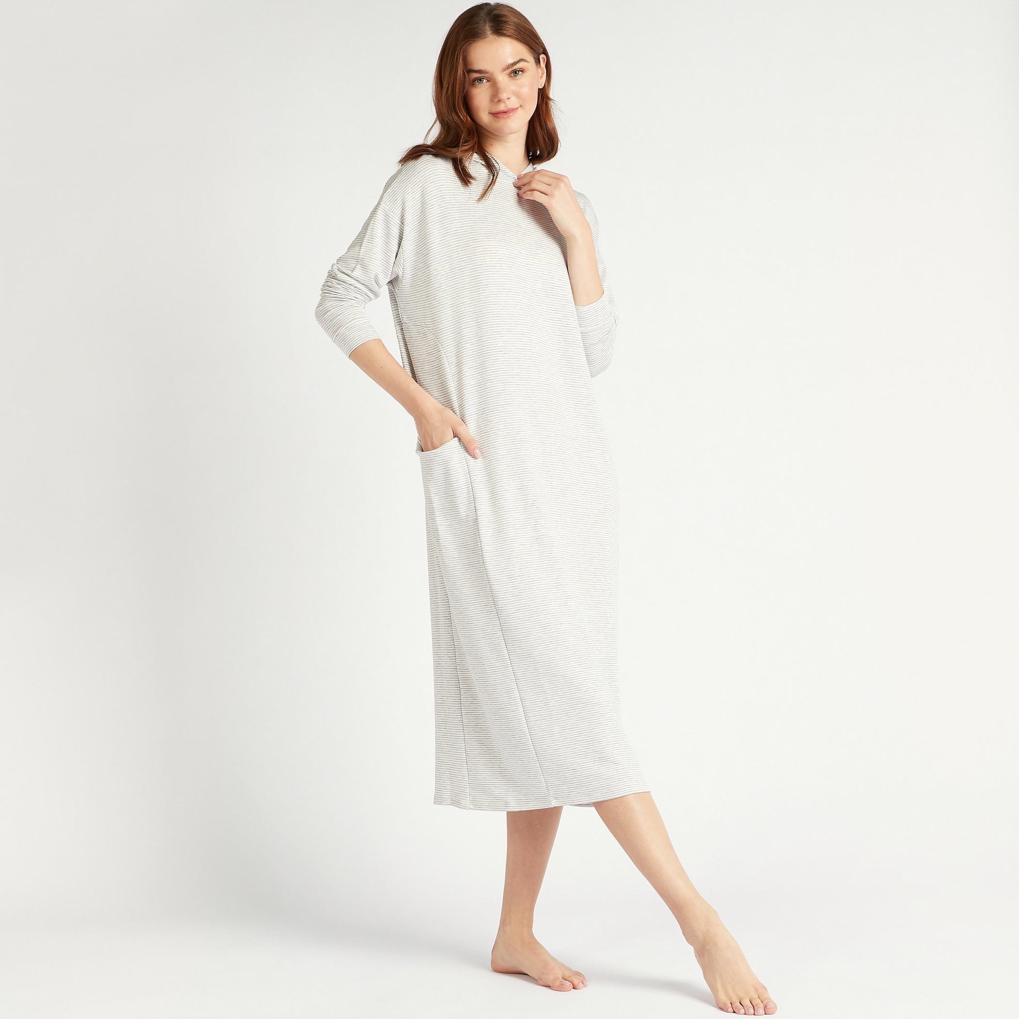 قميص نوم مقلّم بقبّعة وأكتاف منسدلة وأكمام طويلة وجيوب-women-clothing-nightwear-nighties-image-1