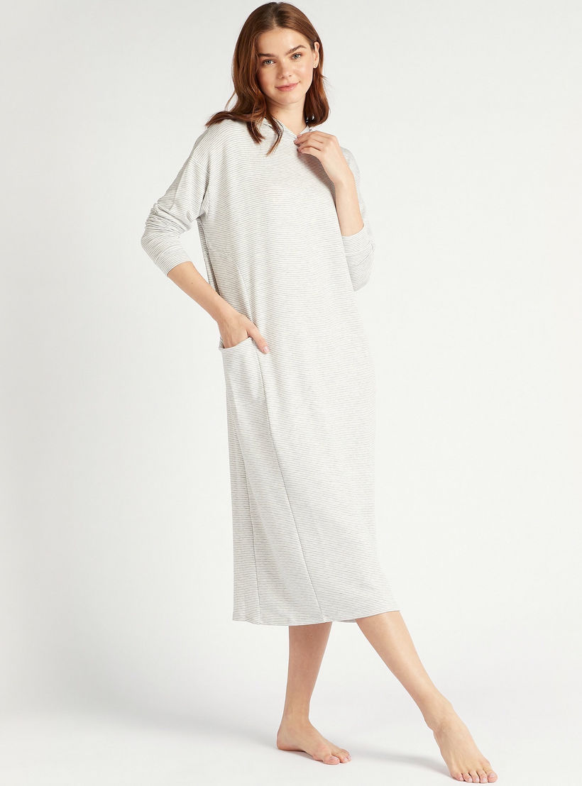 قميص نوم مقلّم بقبّعة وأكتاف منسدلة وأكمام طويلة وجيوب-women-clothing-nightwear-nighties-image-1