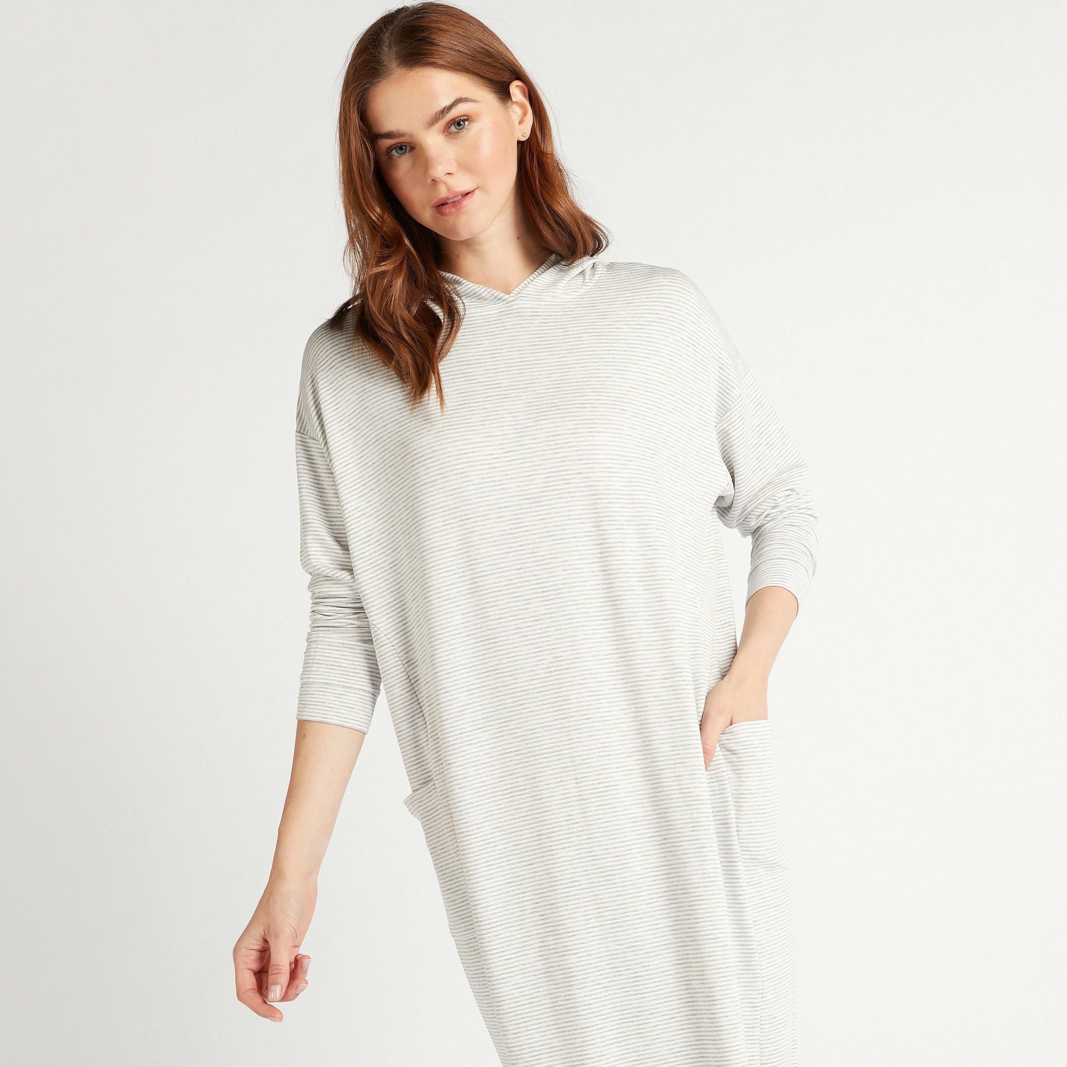 قميص نوم مقلّم بقبّعة وأكتاف منسدلة وأكمام طويلة وجيوب-women-clothing-nightwear-nighties-image-2