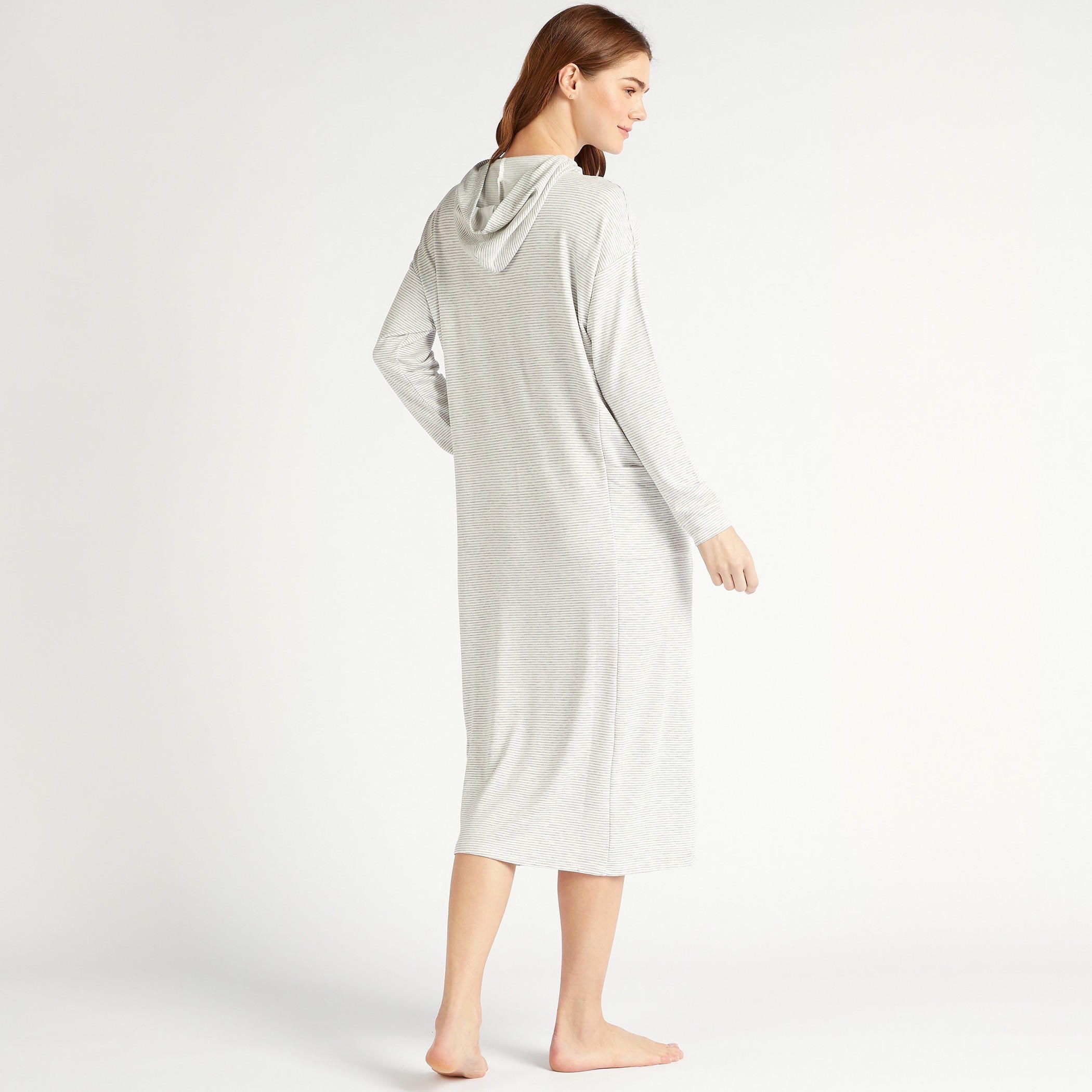 قميص نوم مقلّم بقبّعة وأكتاف منسدلة وأكمام طويلة وجيوب-women-clothing-nightwear-nighties-image-4
