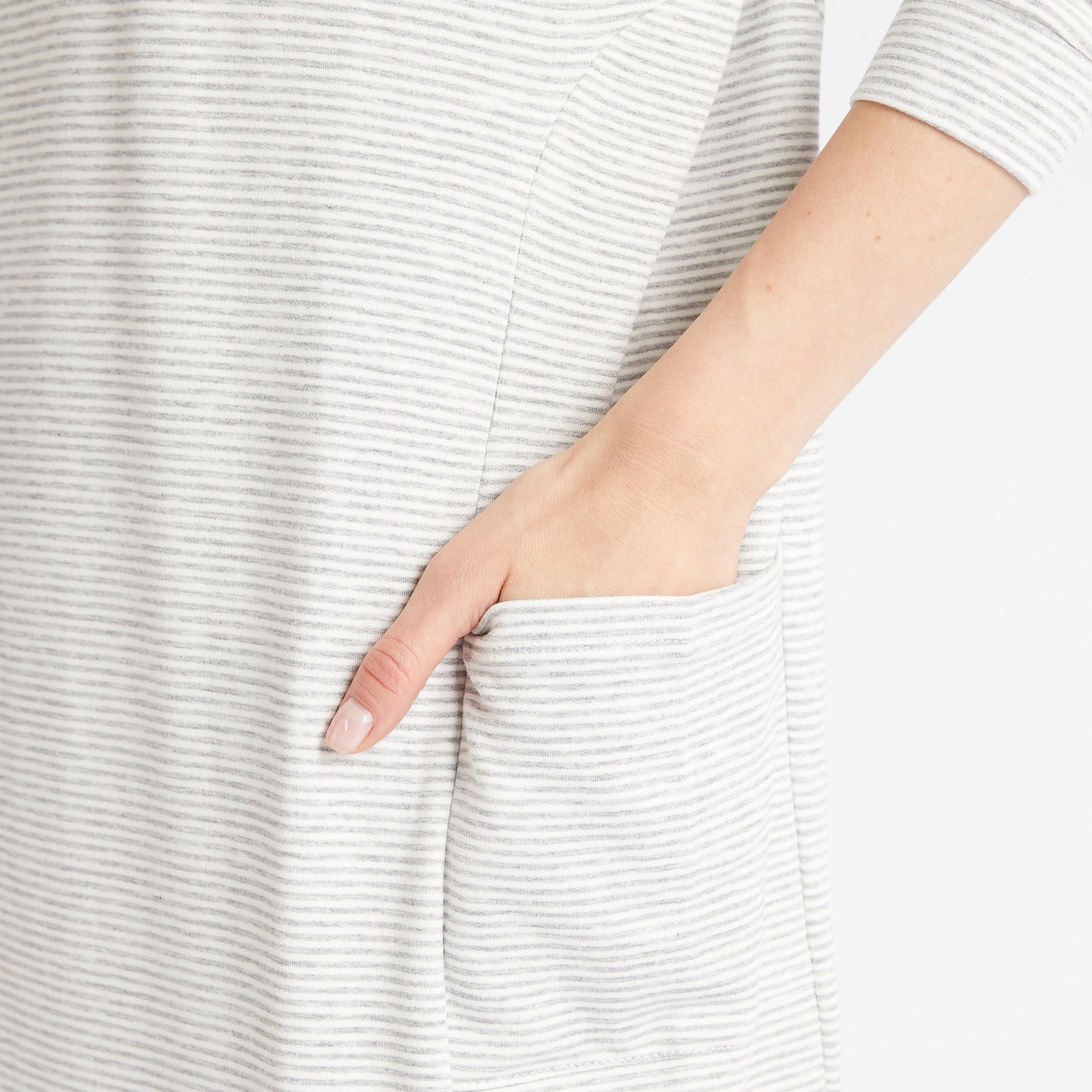 قميص نوم مقلّم بقبّعة وأكتاف منسدلة وأكمام طويلة وجيوب-women-clothing-nightwear-nighties-image-5