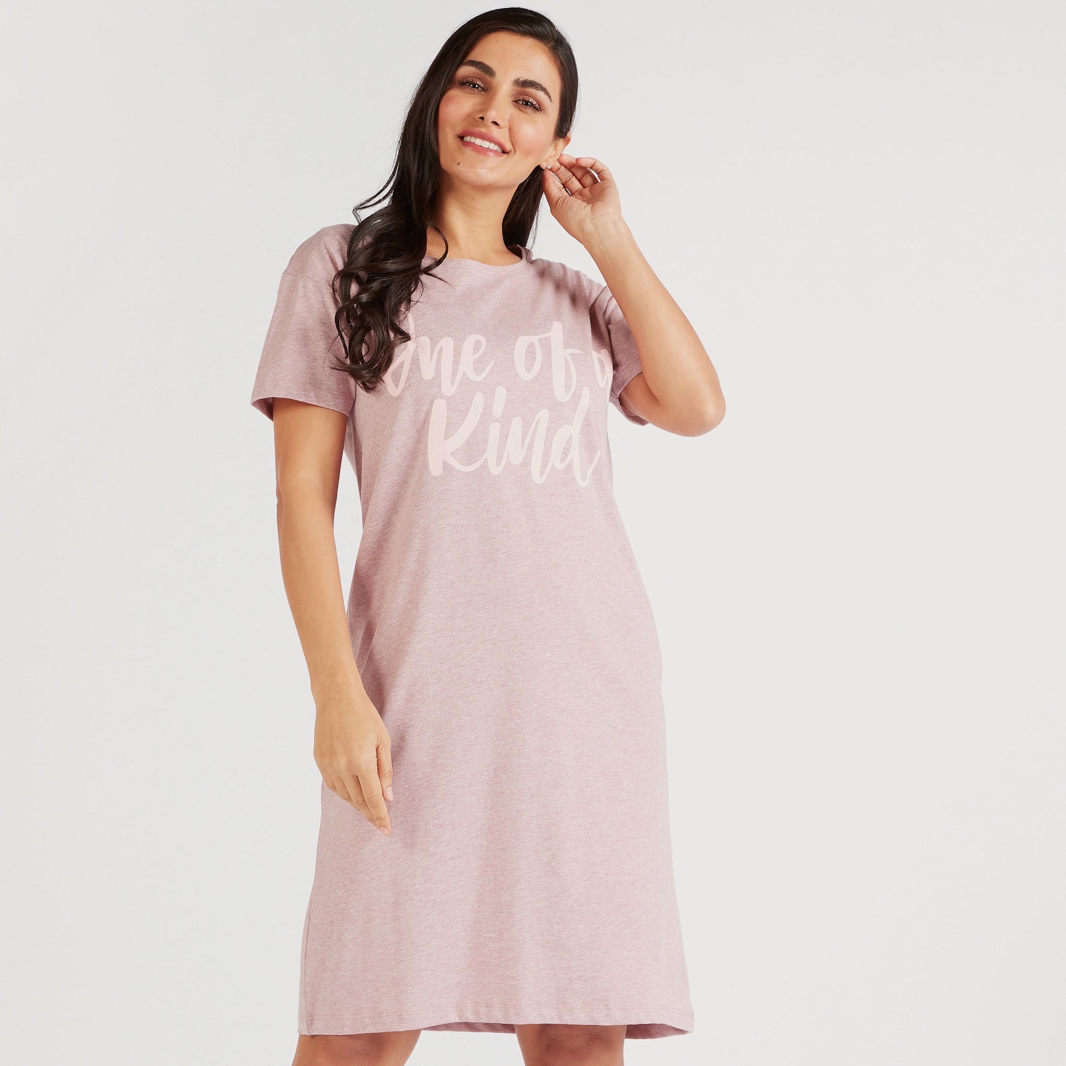 قميص نوم بياقة مستديرة وأكمام قصيرة وطبعات شعار-women-clothing-nightwear-nighties-image-1
