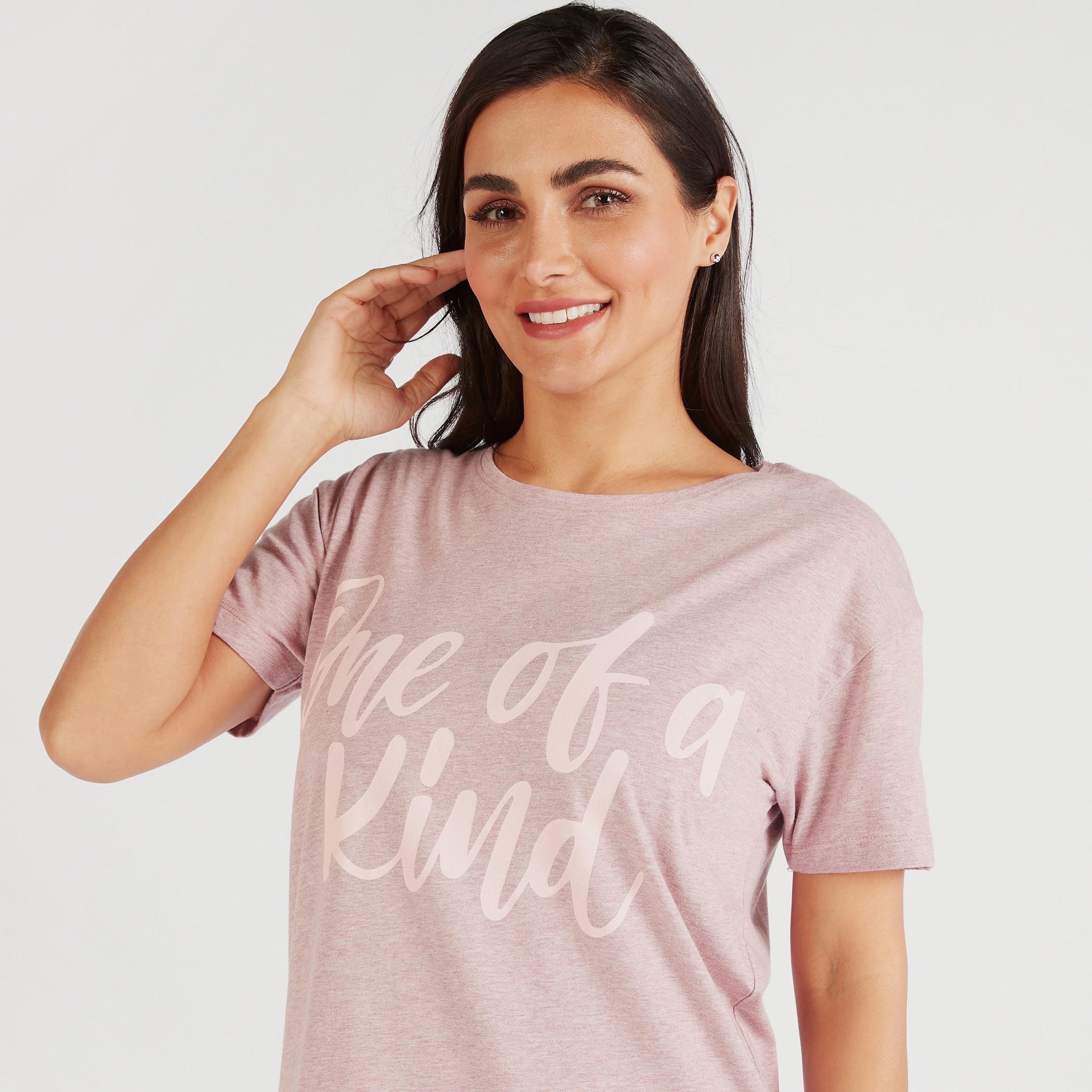 قميص نوم بياقة مستديرة وأكمام قصيرة وطبعات شعار-women-clothing-nightwear-nighties-image-3